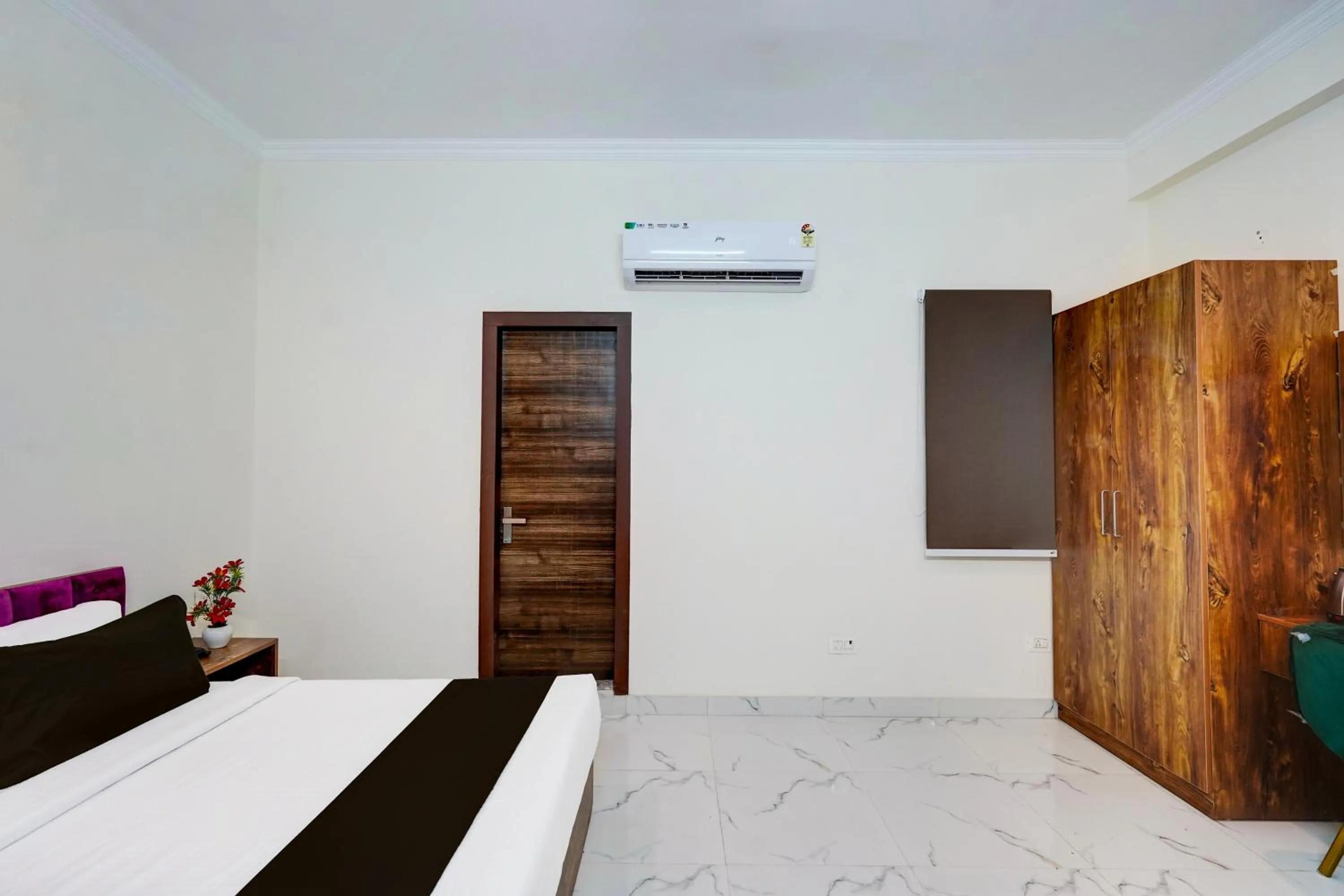 Bedroom in Townhouse Sector 86 Near Sector 83 Metro Station