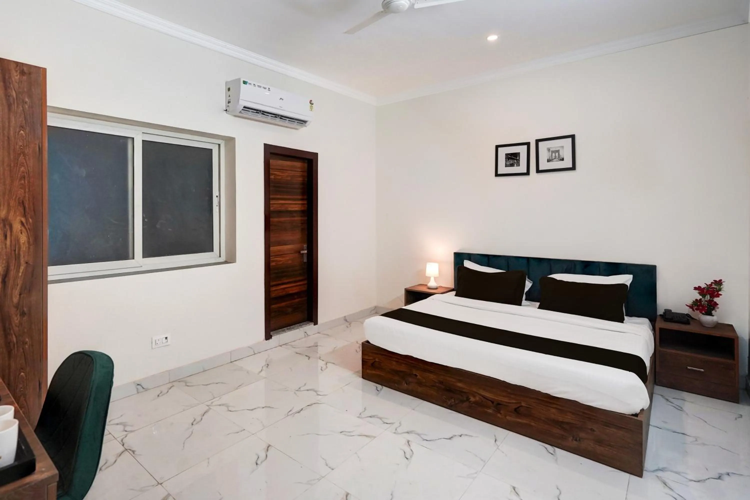 Bedroom in Townhouse Sector 86 Near Sector 83 Metro Station