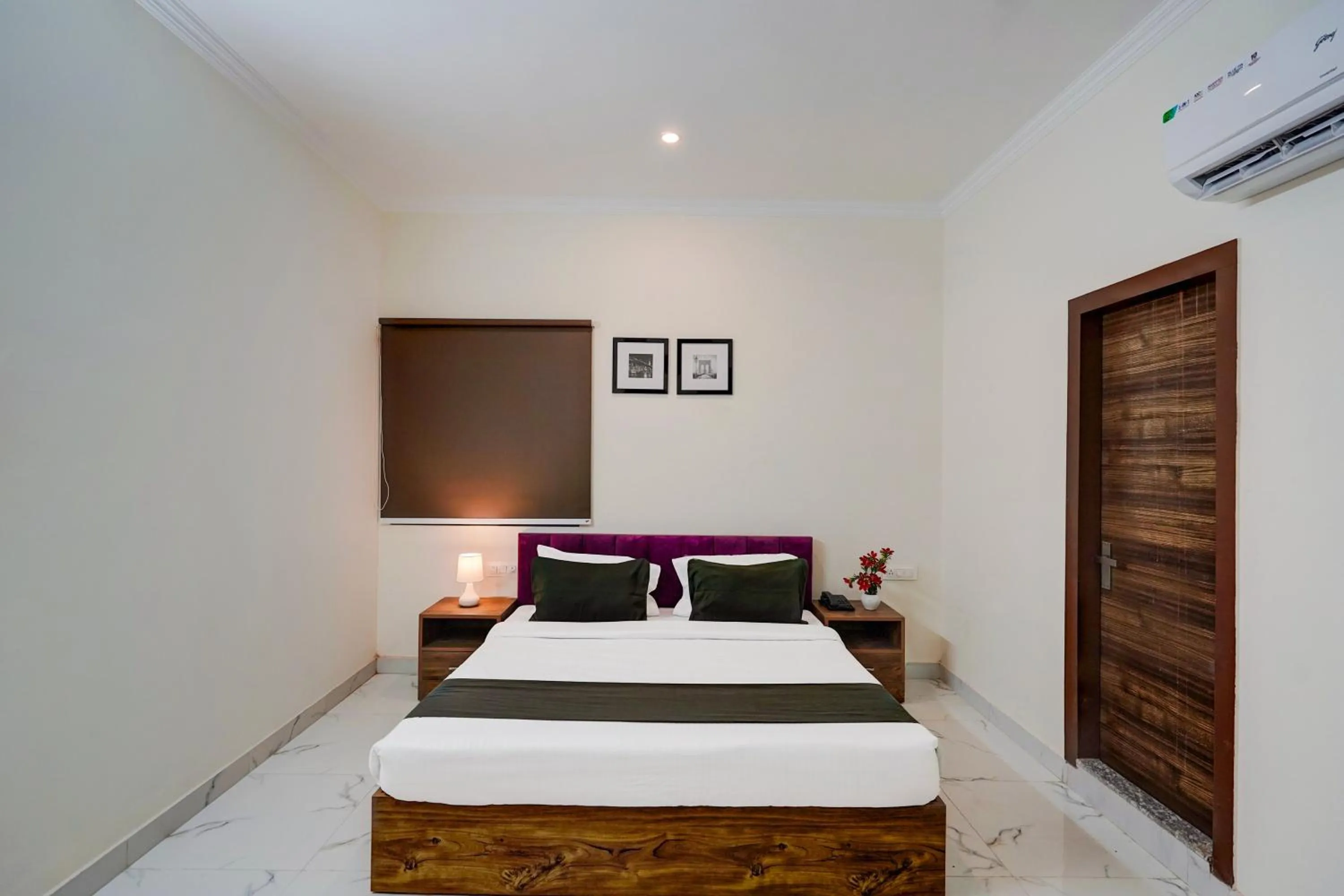 Bedroom in Townhouse Sector 86 Near Sector 83 Metro Station