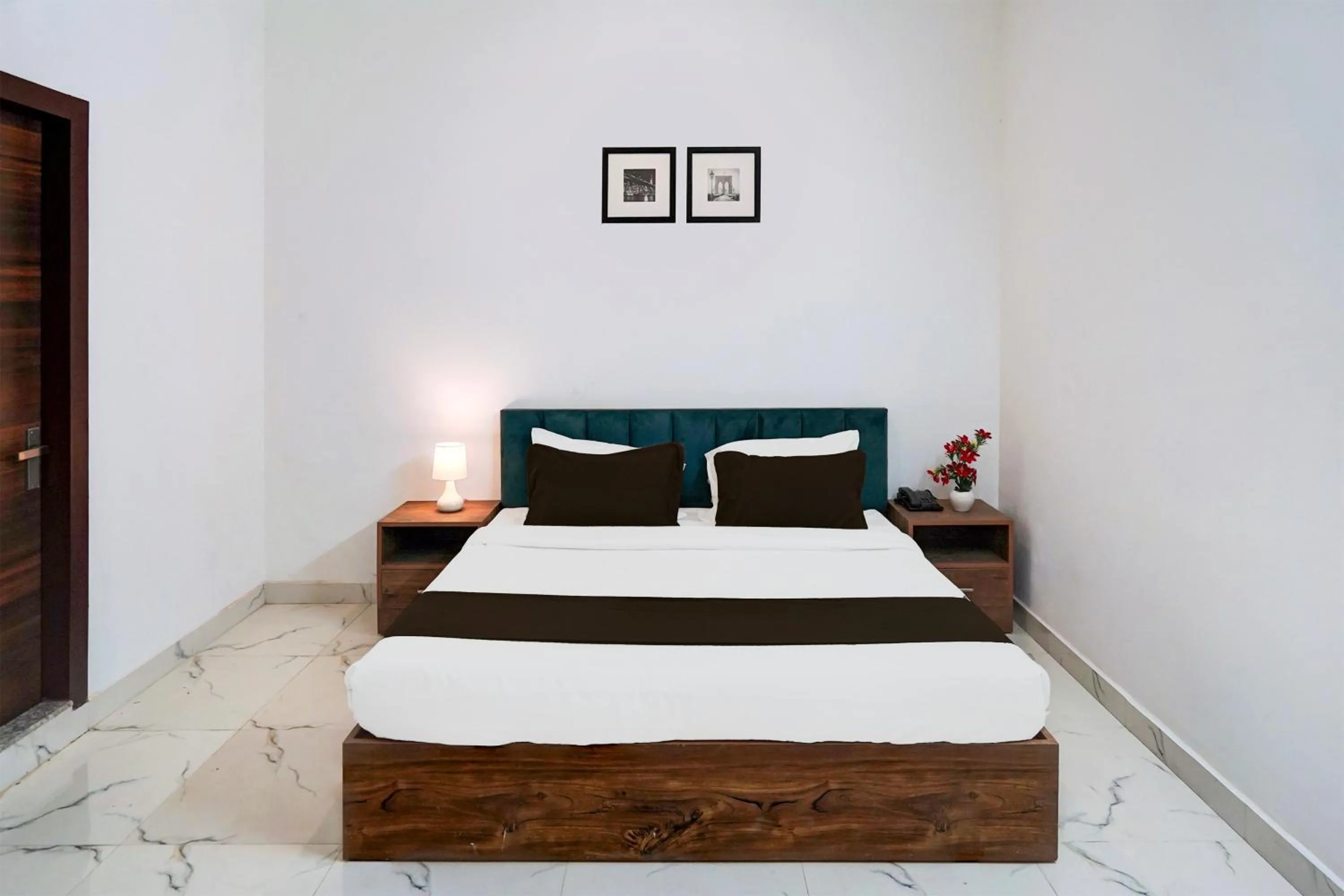 Bedroom in Townhouse Sector 86 Near Sector 83 Metro Station