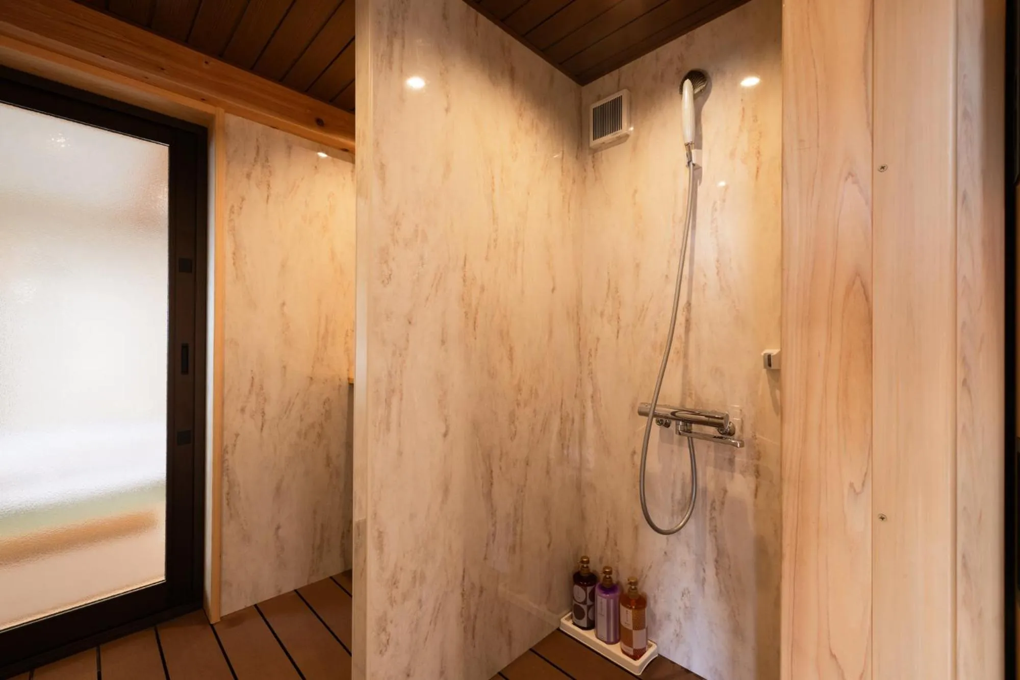 Shower in AtamiOnsen Nagahamaen