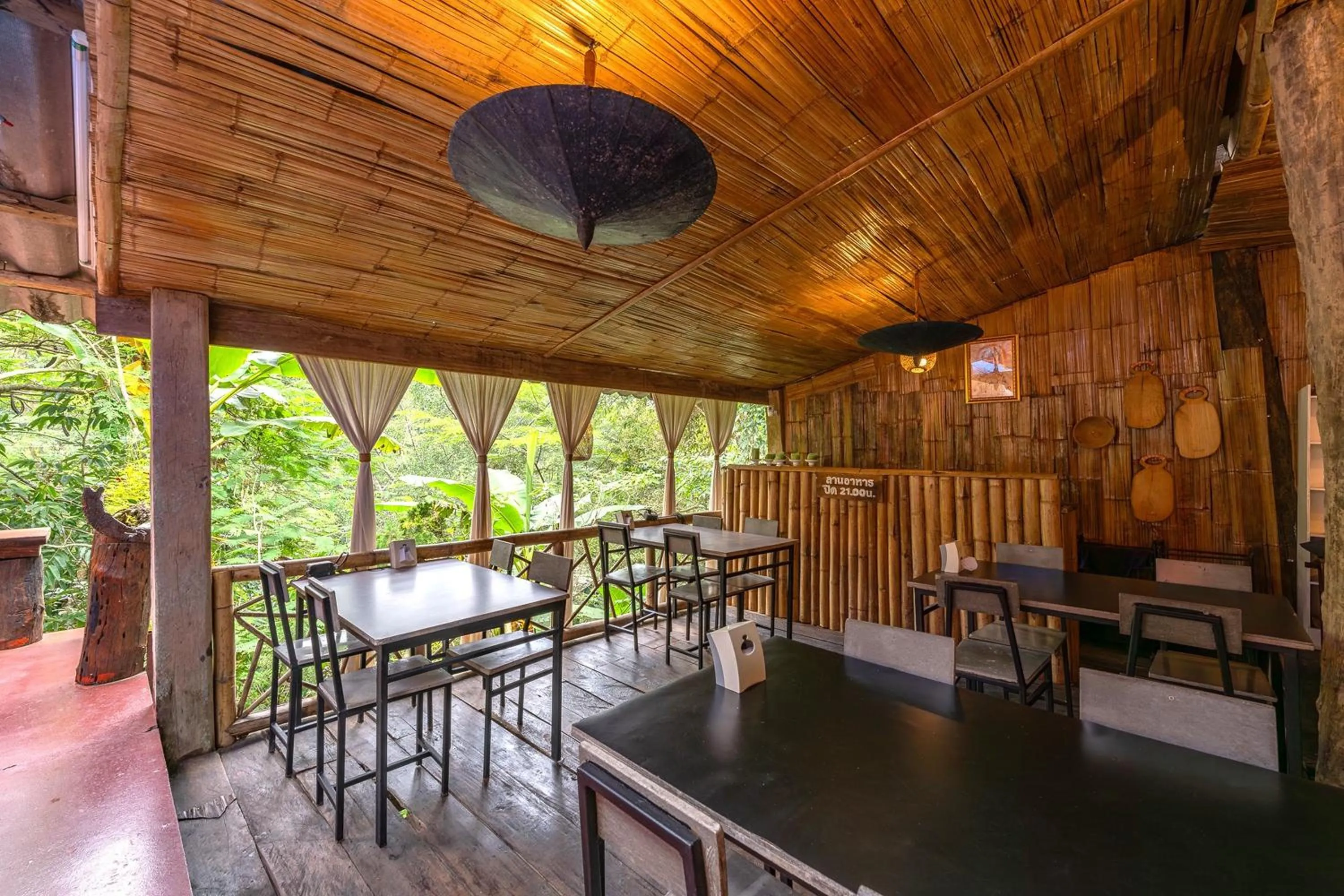 Dining area in Monruamsuk Homestay Cafe and Bistro