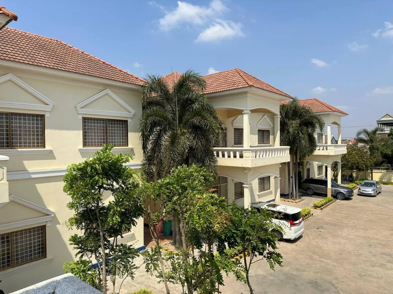 Property building in Samrongsen Hotel