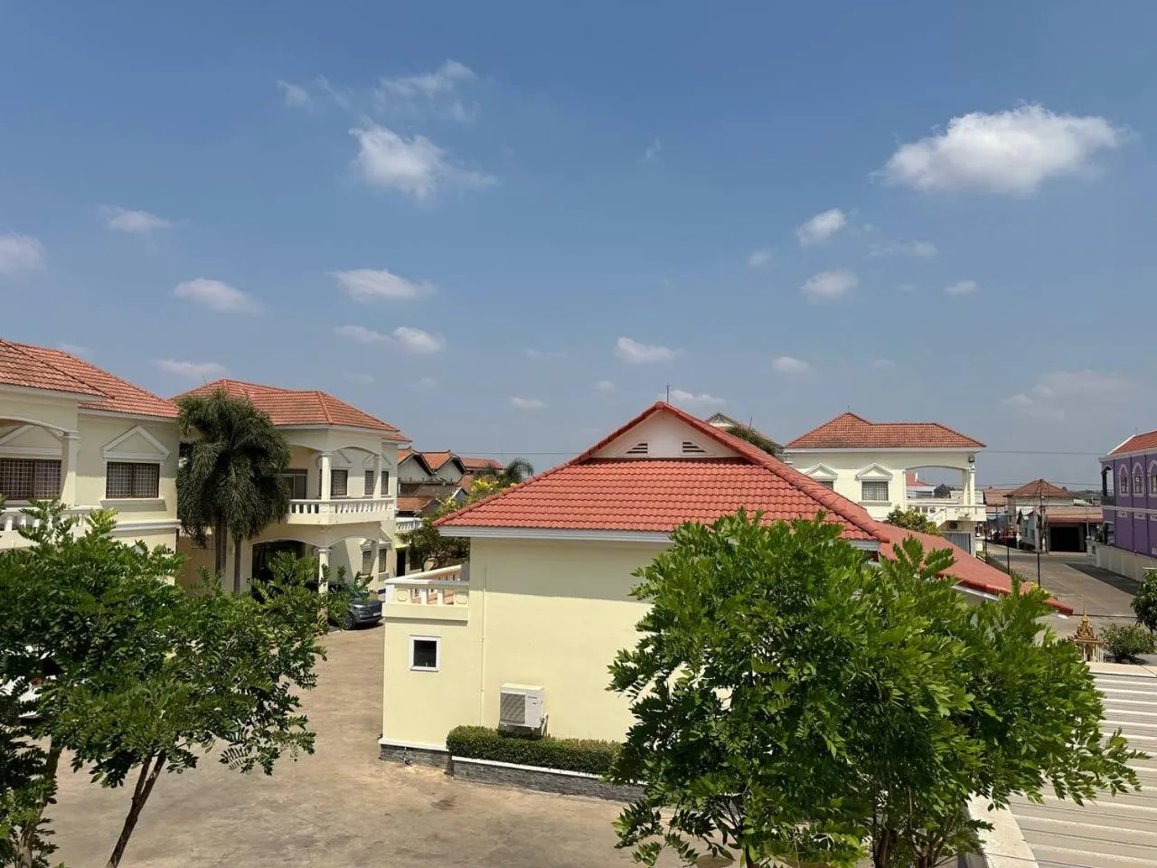 Property building in Samrongsen Hotel