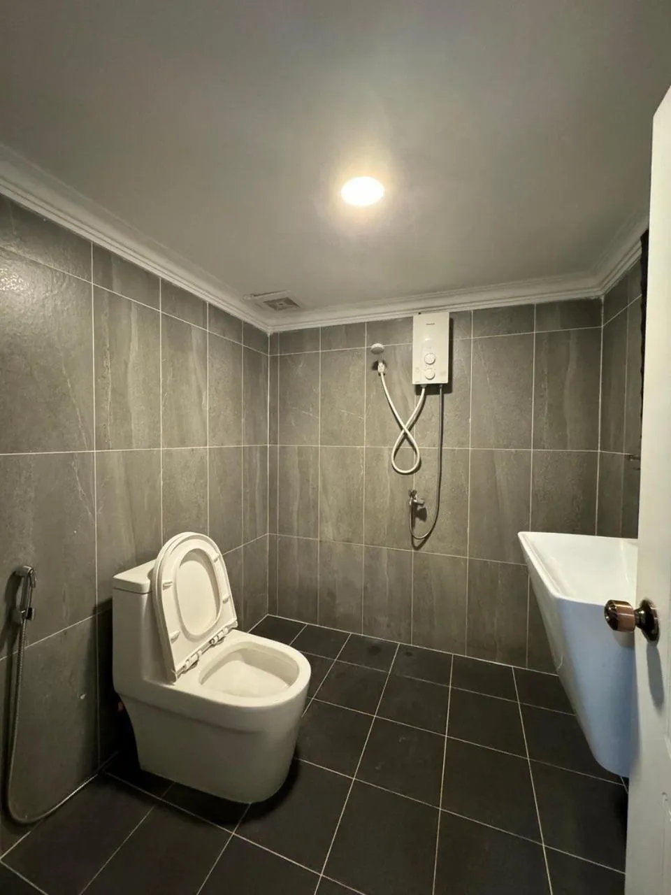 Bathroom in Samrongsen Hotel