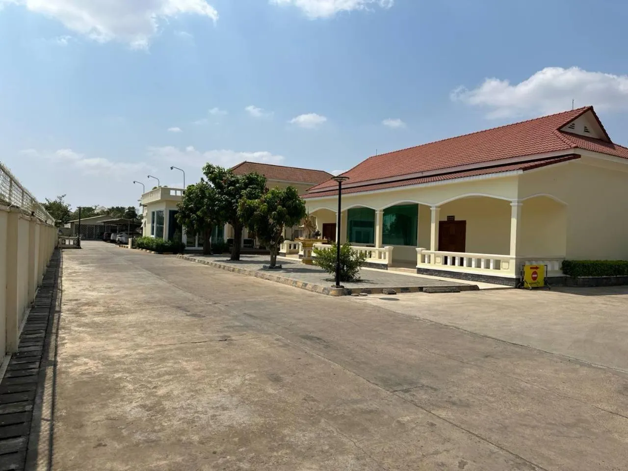 Property building in Samrongsen Hotel