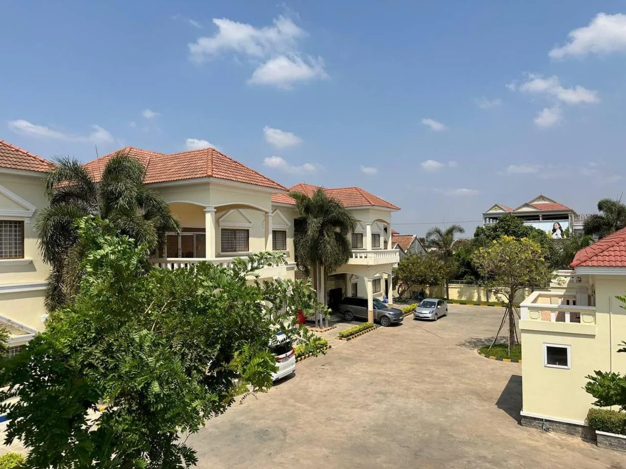 Property building in Samrongsen Hotel