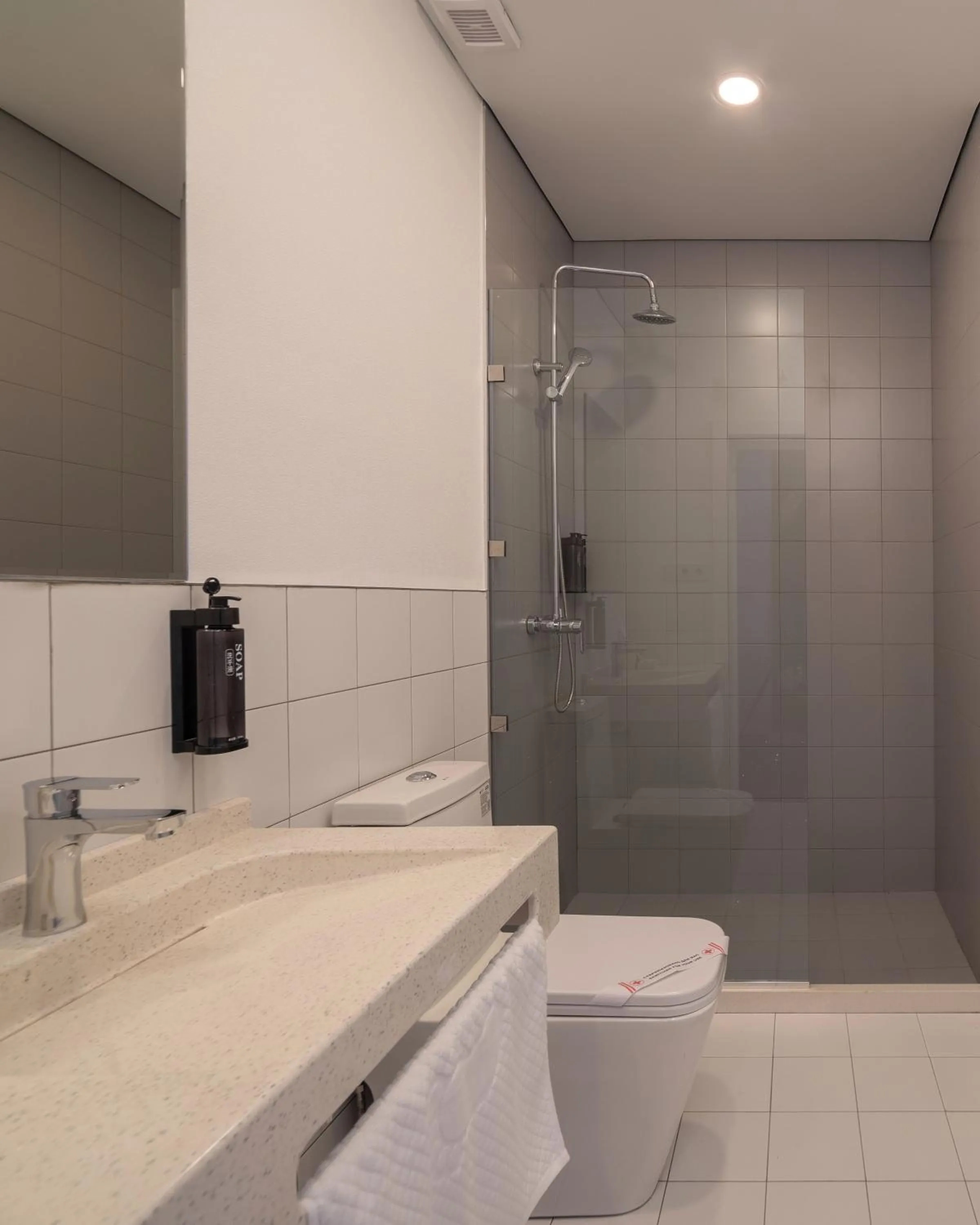 Shower in Duo Hotel by Futuro