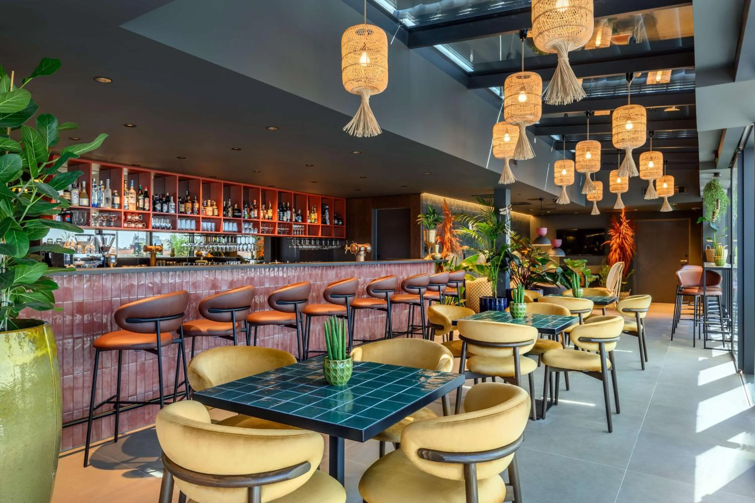 Lounge or bar in Hilton Garden Inn Debrecen City Center