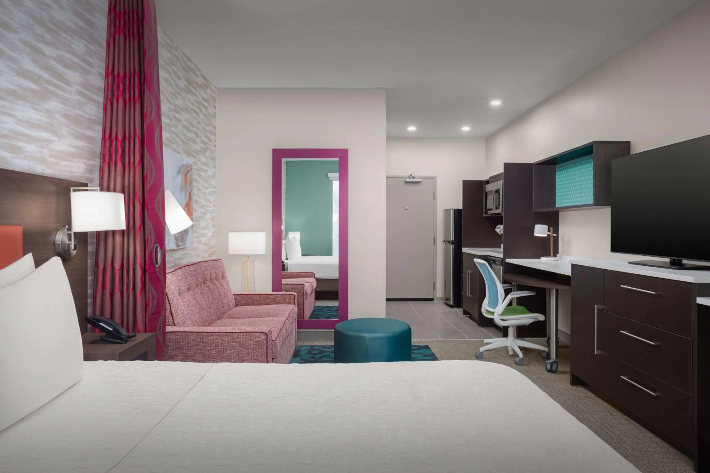 Living room, Bed in Home2 Suites By Hilton Laredo North