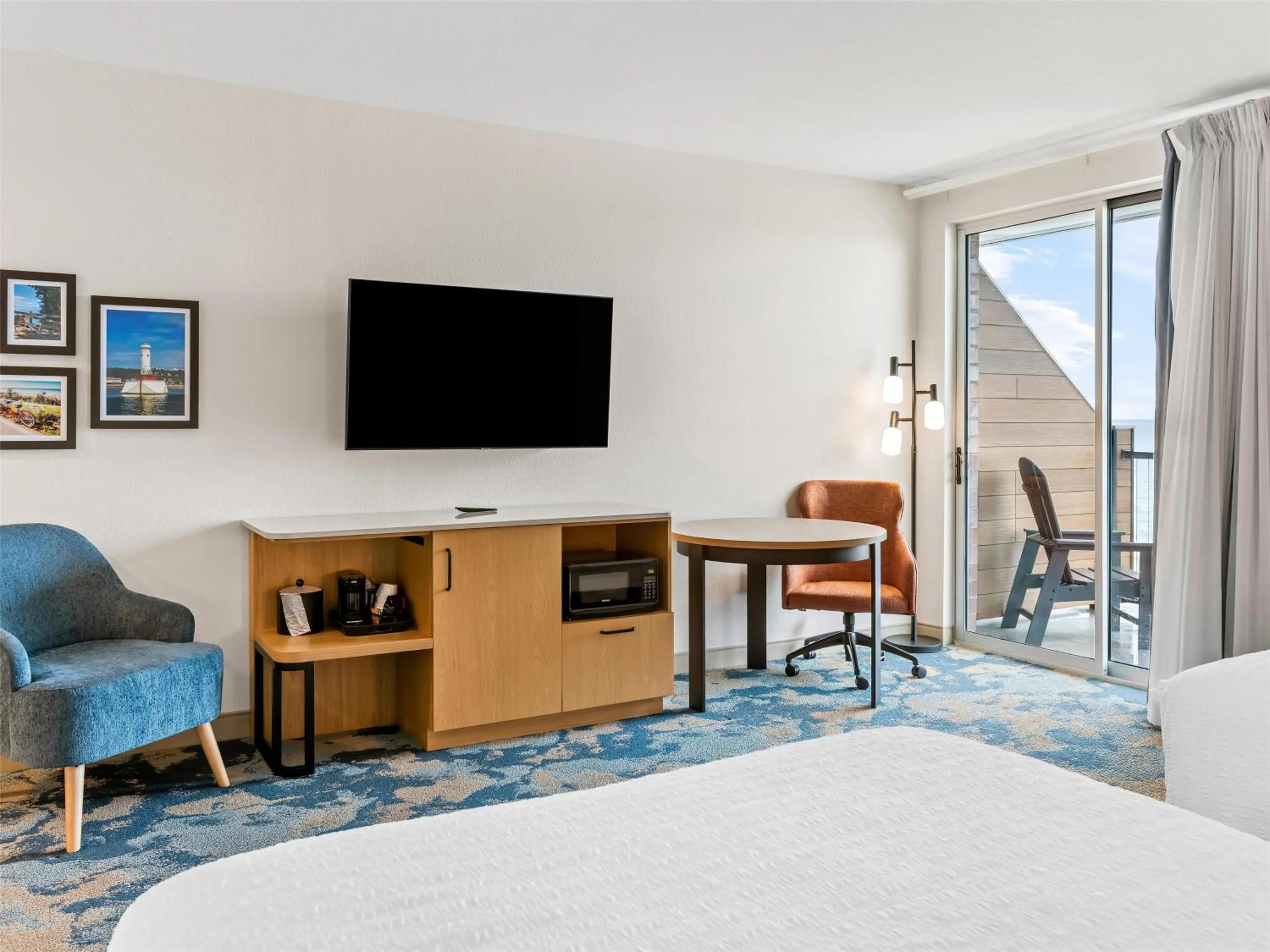 Bed in Hampton Inn St Ignace Lakefront Mackinac