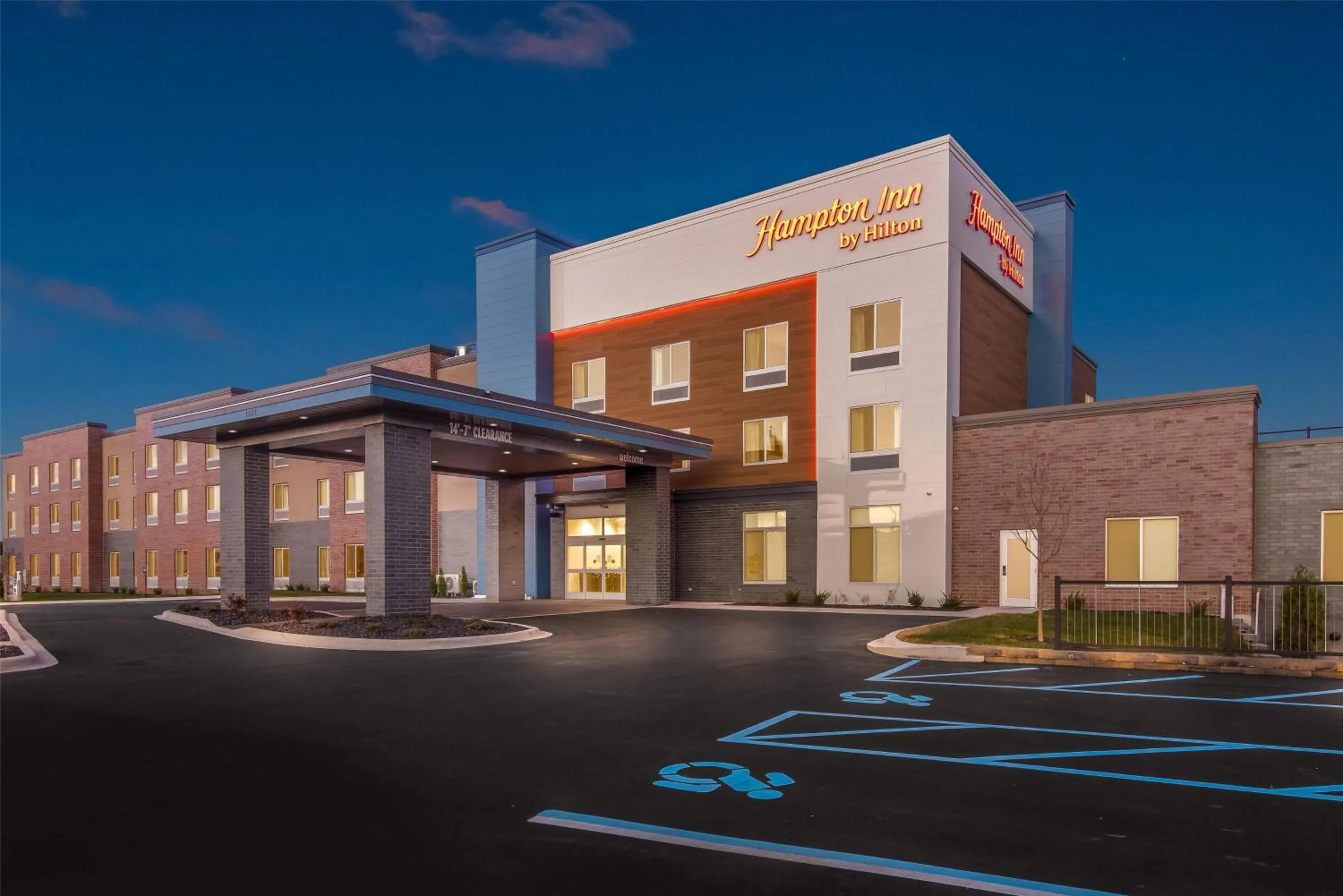 Property building in Hampton Inn St Ignace Lakefront Mackinac