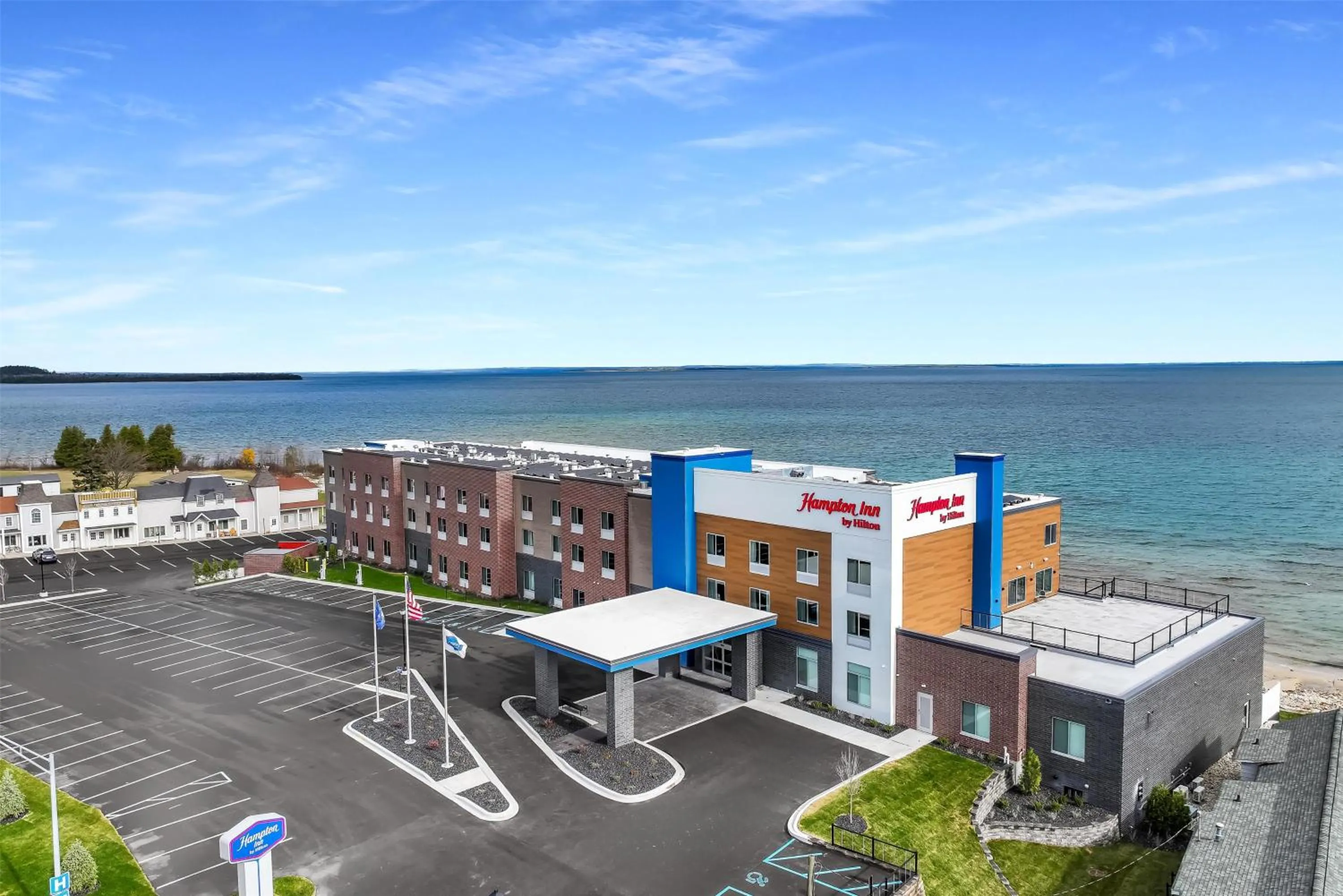 Property building in Hampton Inn St Ignace Lakefront Mackinac