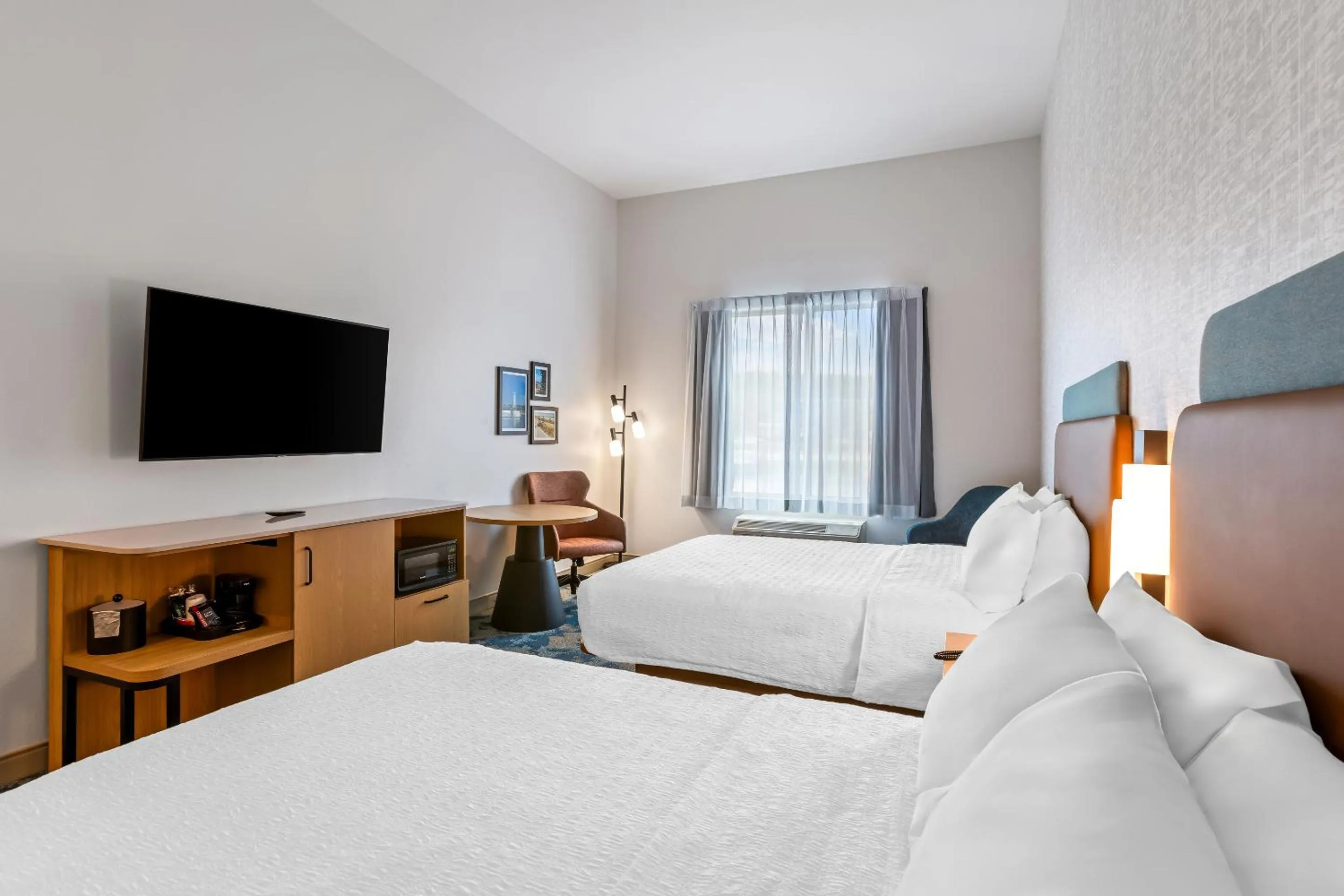 Bed in Hampton Inn St Ignace Lakefront Mackinac