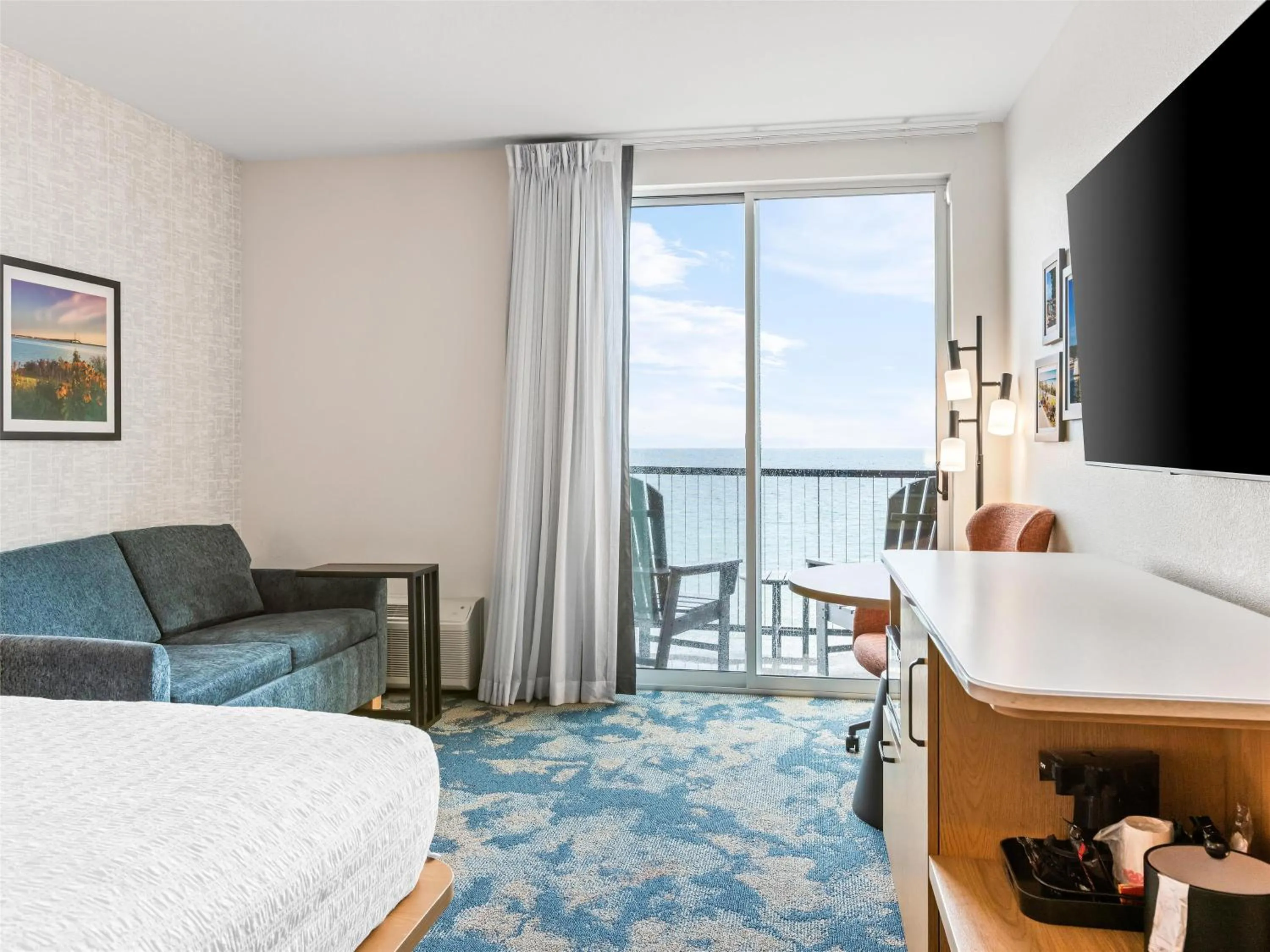 Bed in Hampton Inn St Ignace Lakefront Mackinac