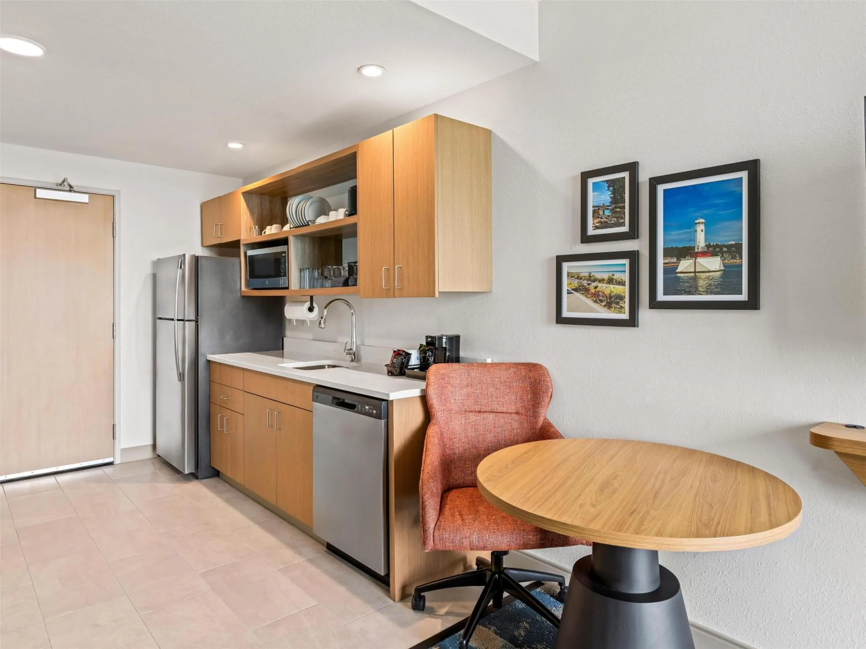 Kitchen or kitchenette in Hampton Inn St Ignace Lakefront Mackinac