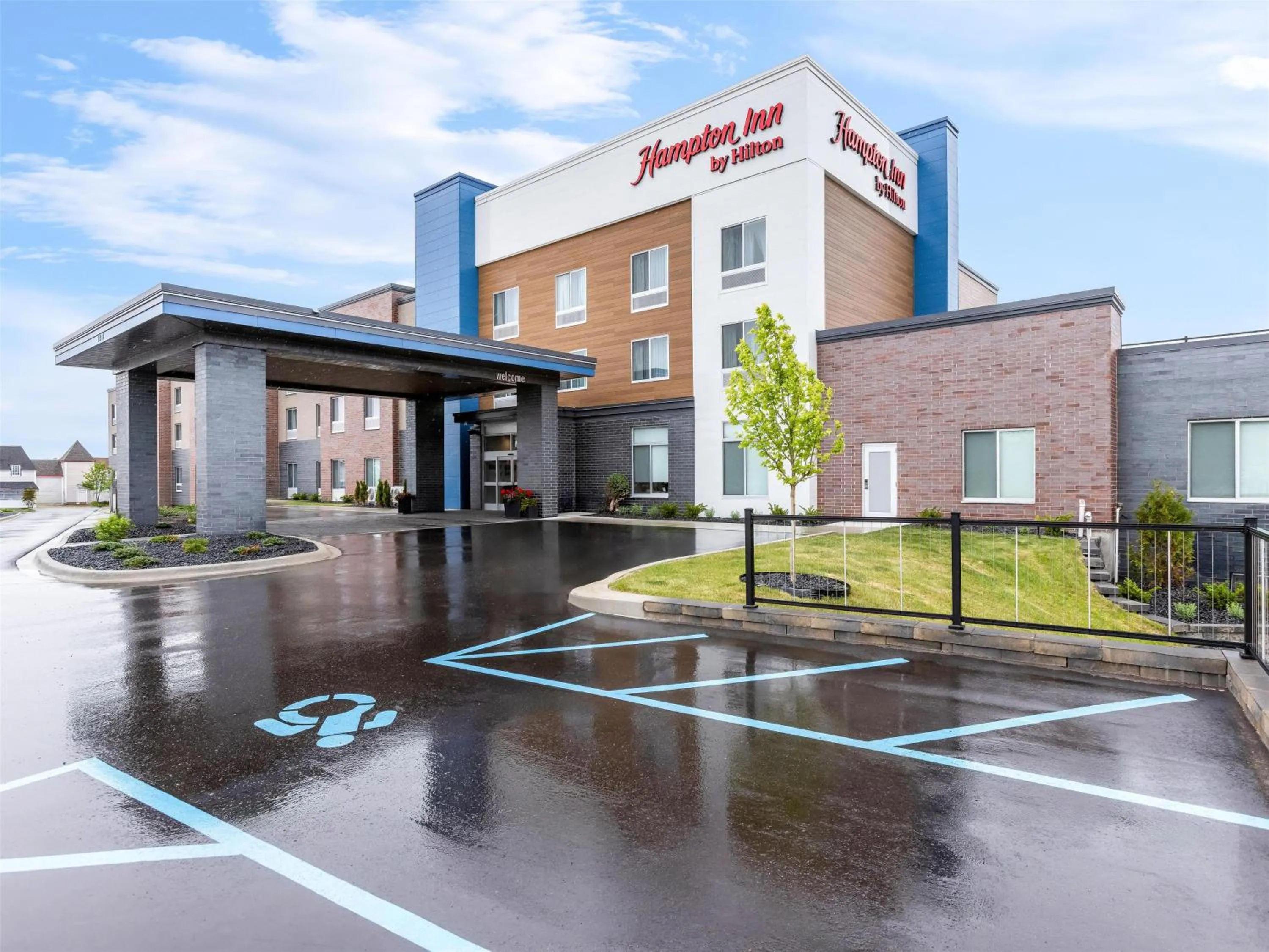 Property building in Hampton Inn St Ignace Lakefront Mackinac