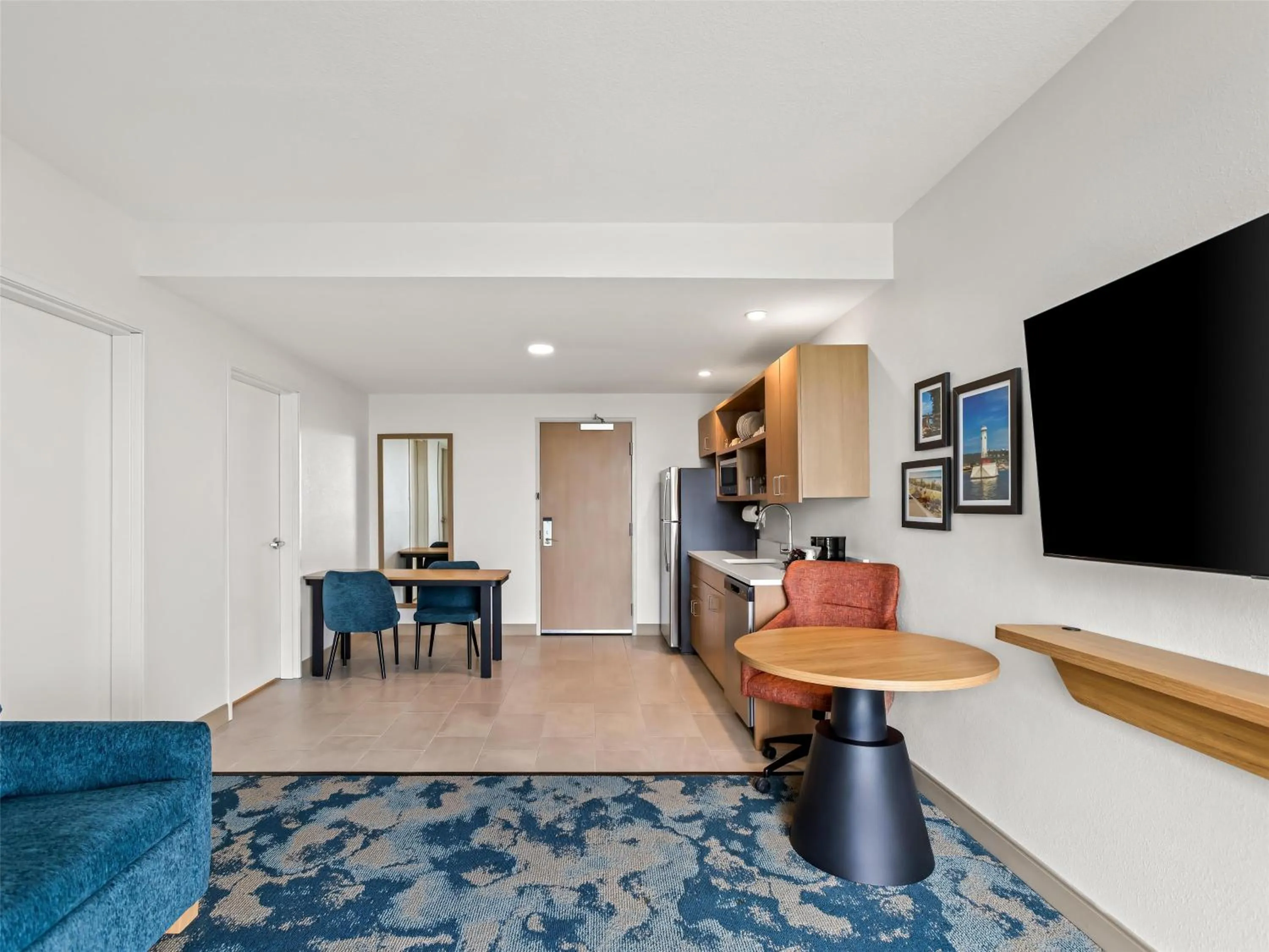 Kitchen or kitchenette in Hampton Inn St Ignace Lakefront Mackinac