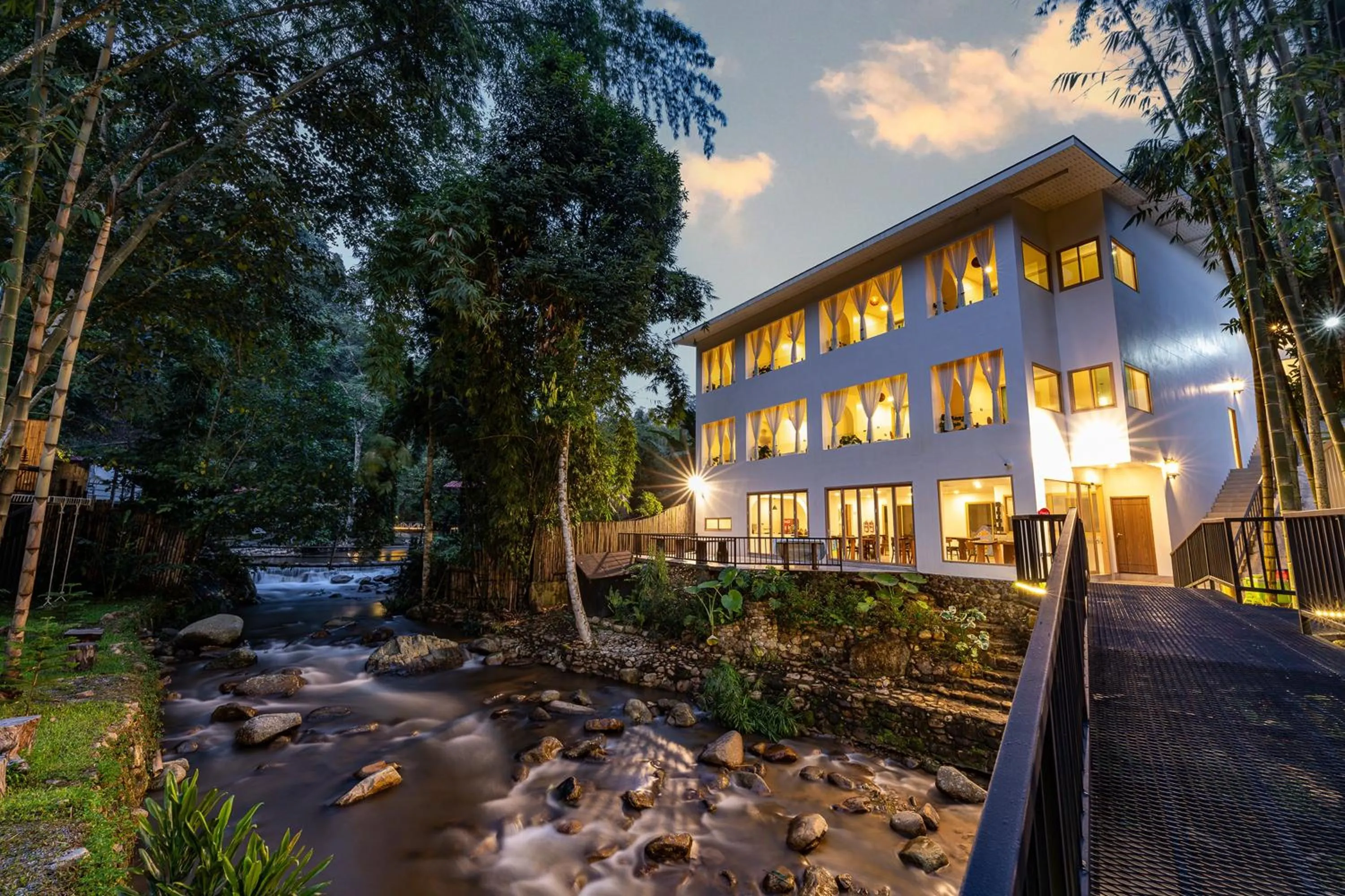 Property building in Inthada At Mae Kampong