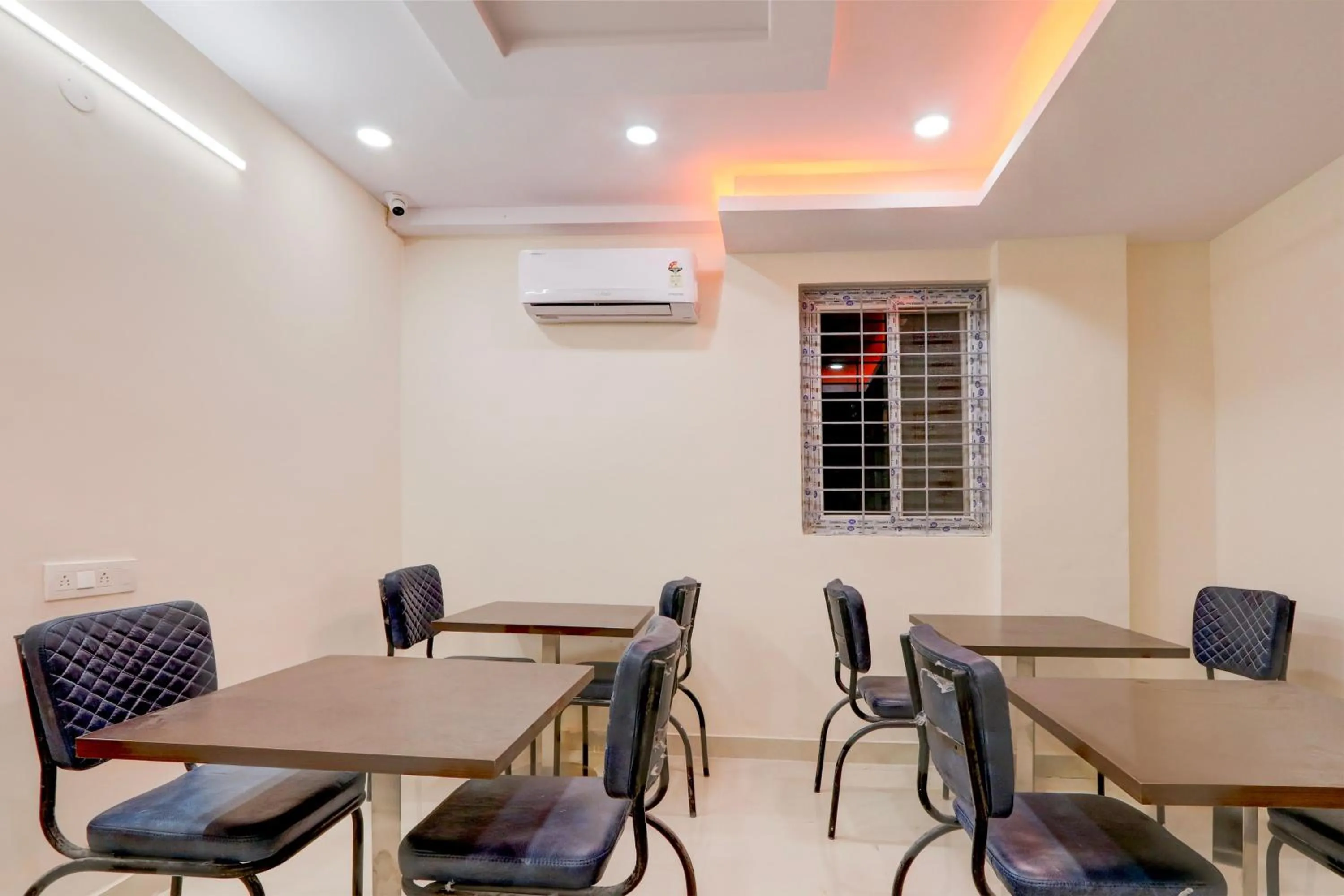 Restaurant/places to eat in Super Townhouse Nanak Ram Guda Near WaveRock SEZ