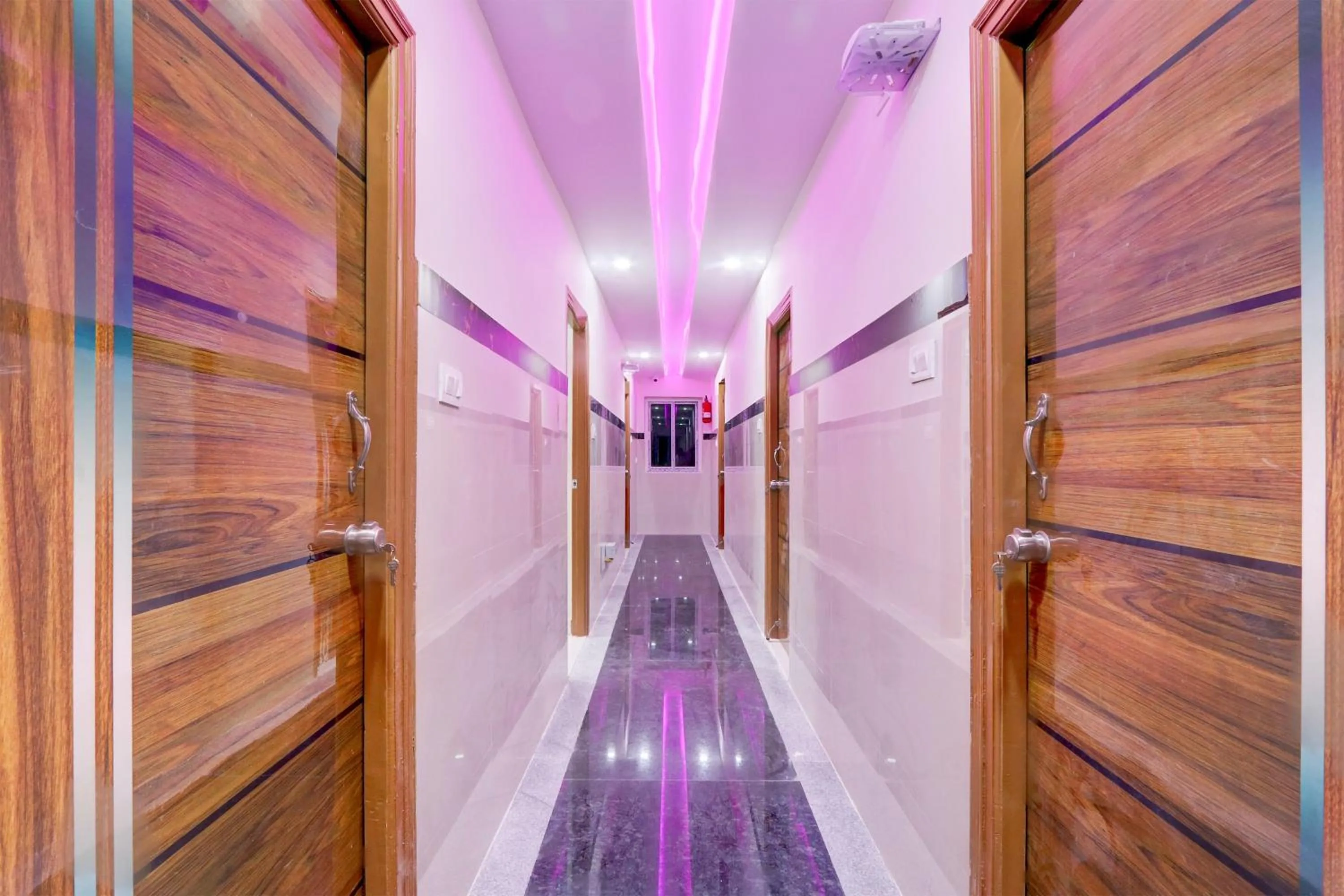 Lobby or reception in Super Townhouse Nanak Ram Guda Near WaveRock SEZ