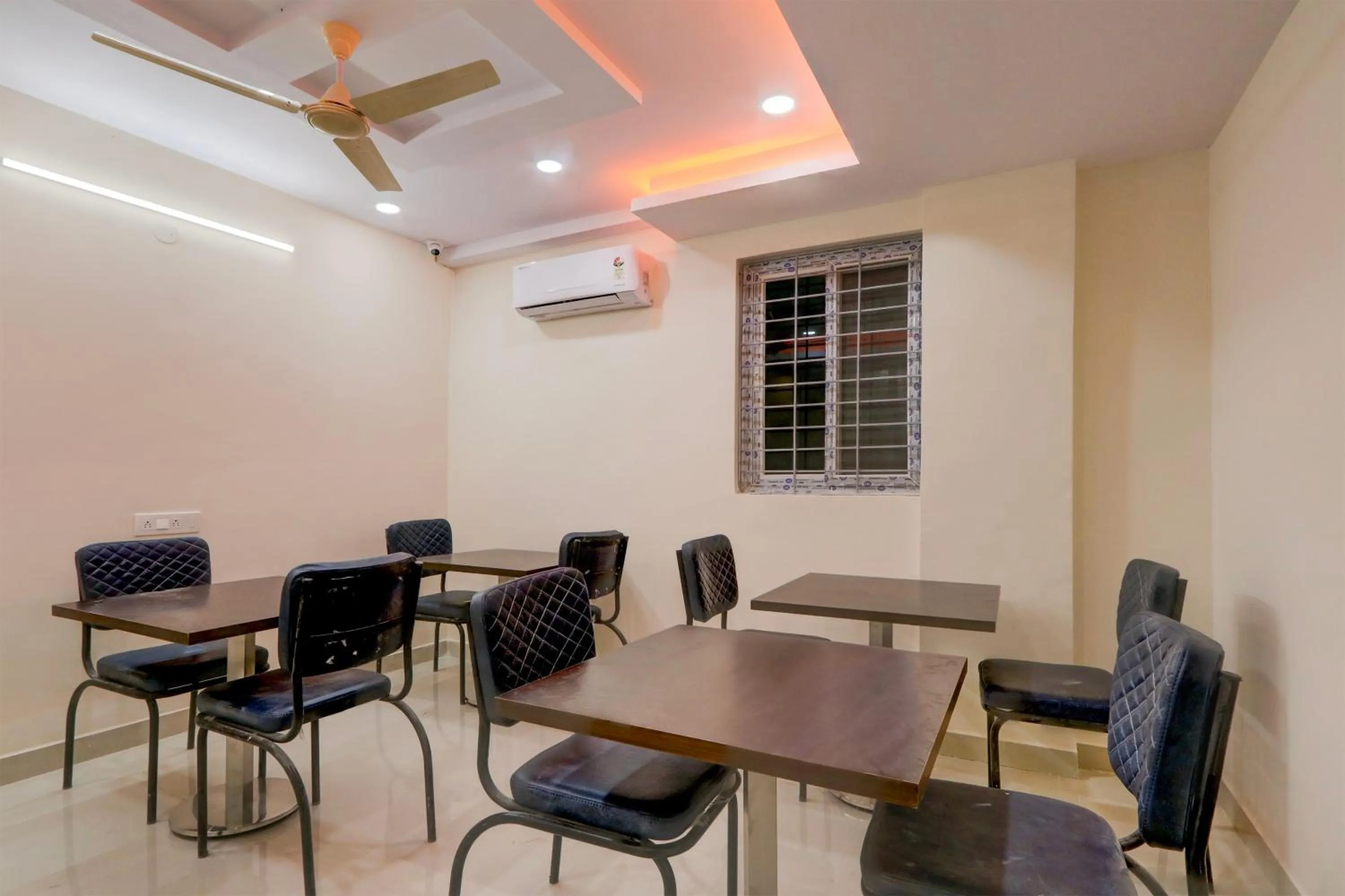 Restaurant/places to eat in Super Townhouse Nanak Ram Guda Near WaveRock SEZ