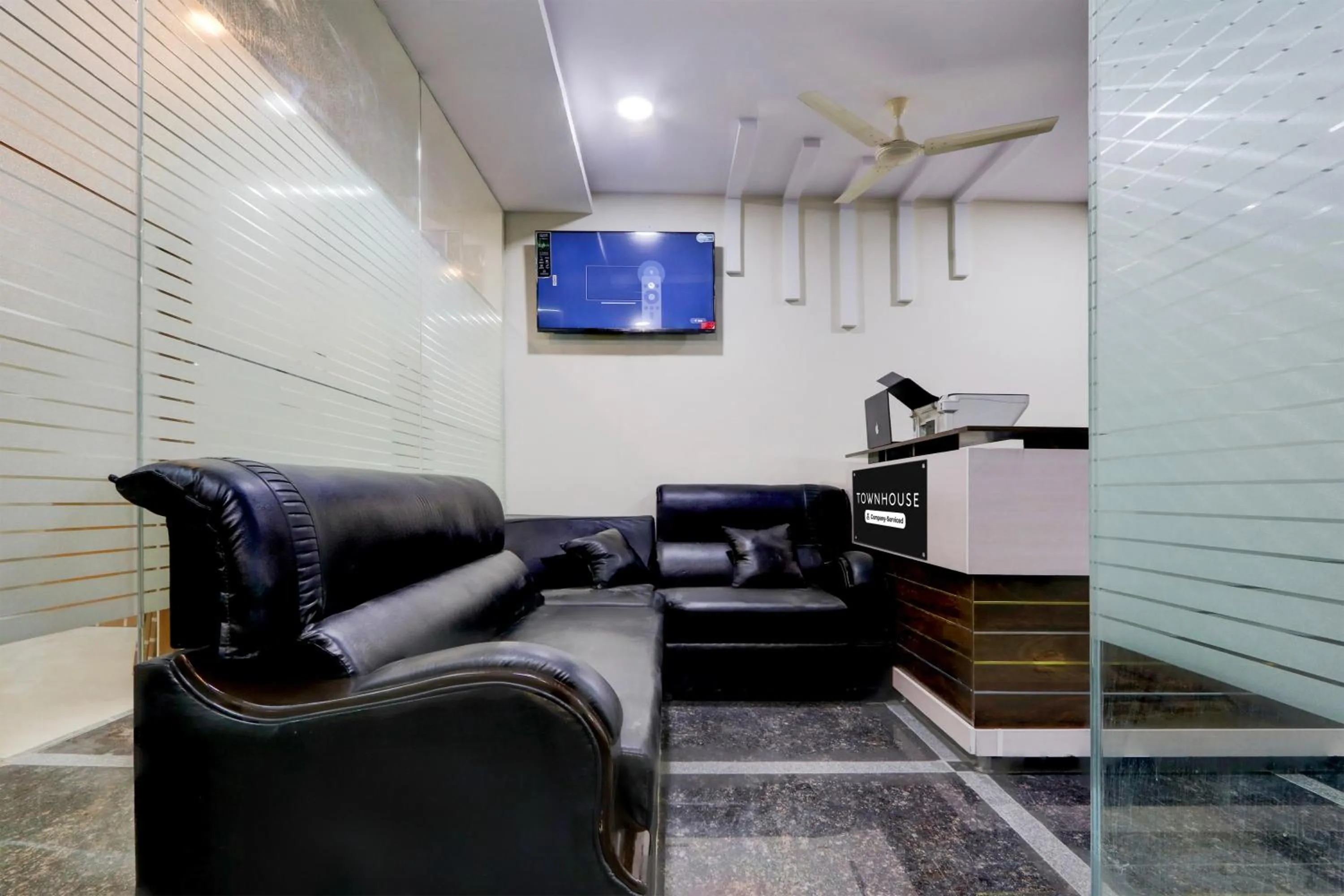 Lobby or reception in Super Townhouse Nanak Ram Guda Near WaveRock SEZ