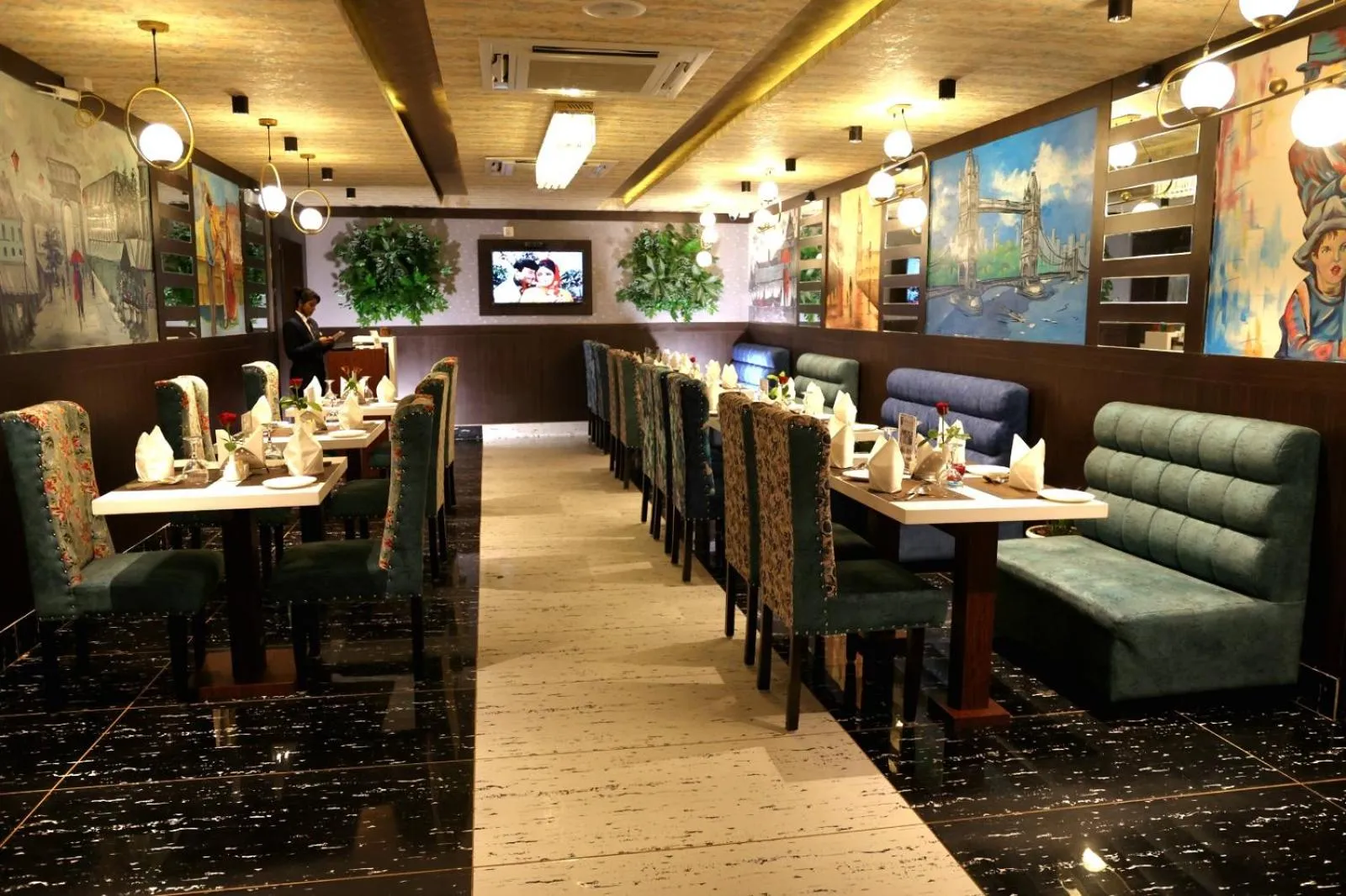Restaurant/places to eat in Hotel Sidh Vedantha