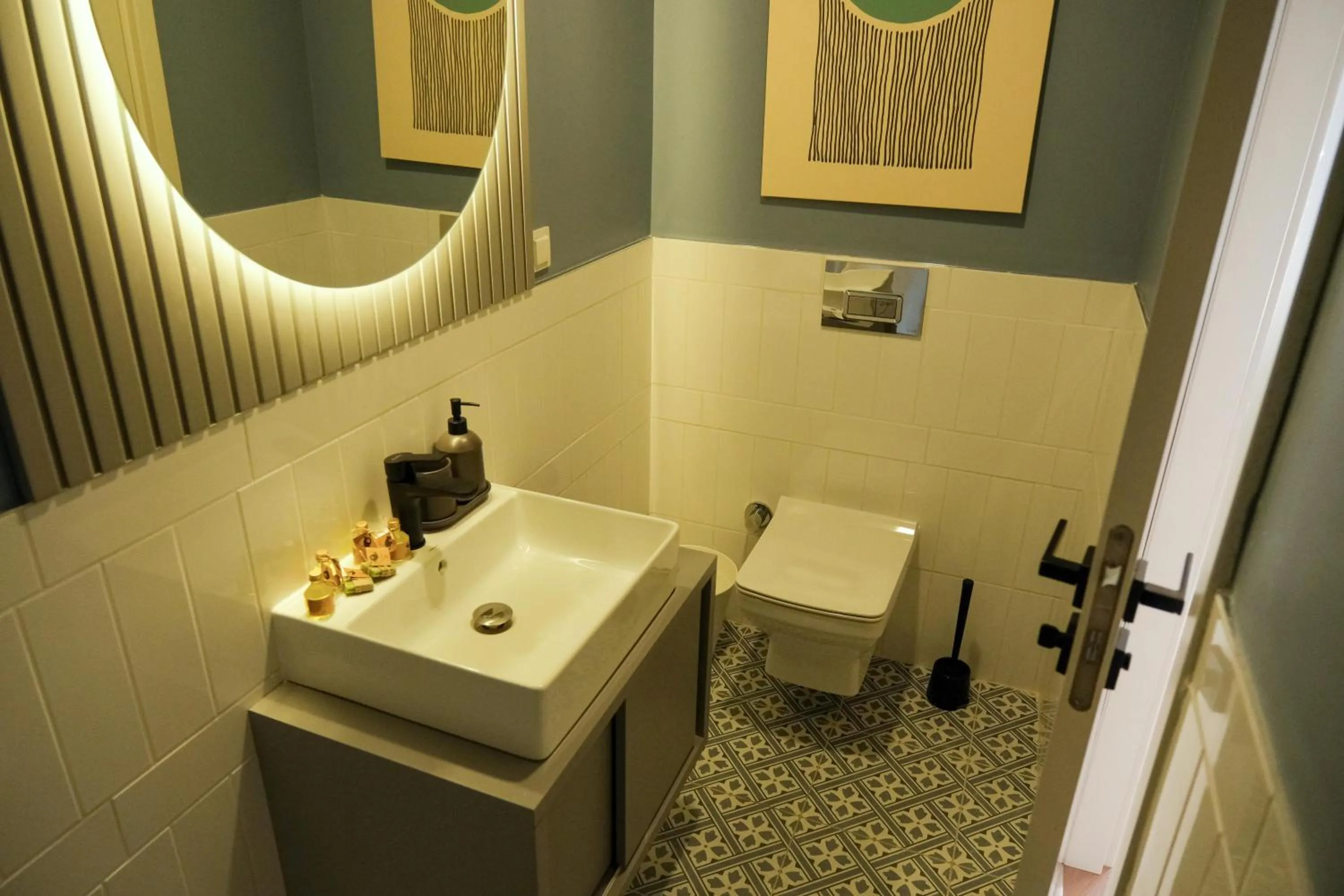 Toilet in Bird Nest Suites