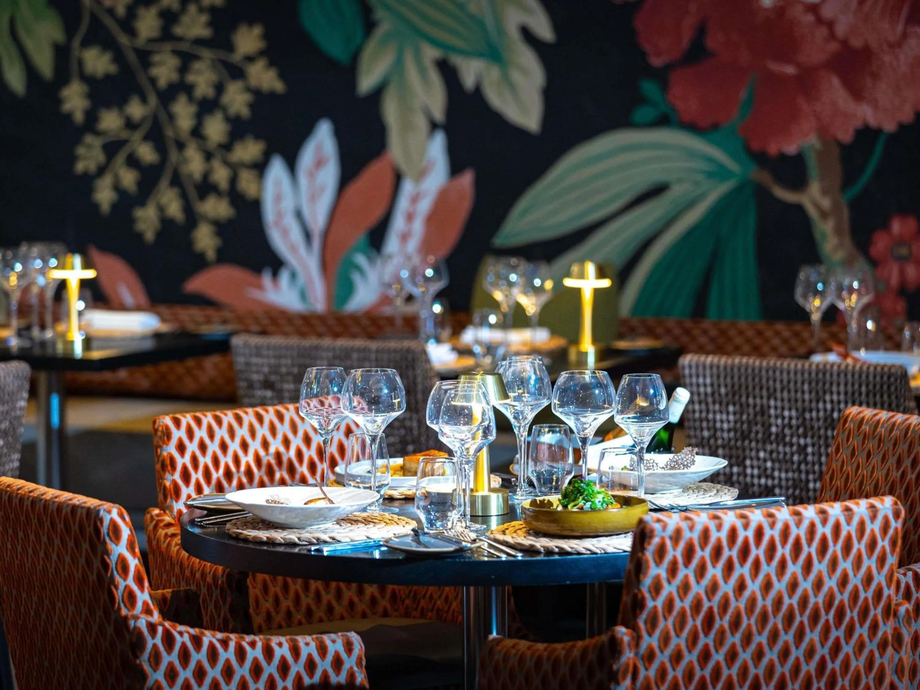 Restaurant/places to eat in Novotel London West