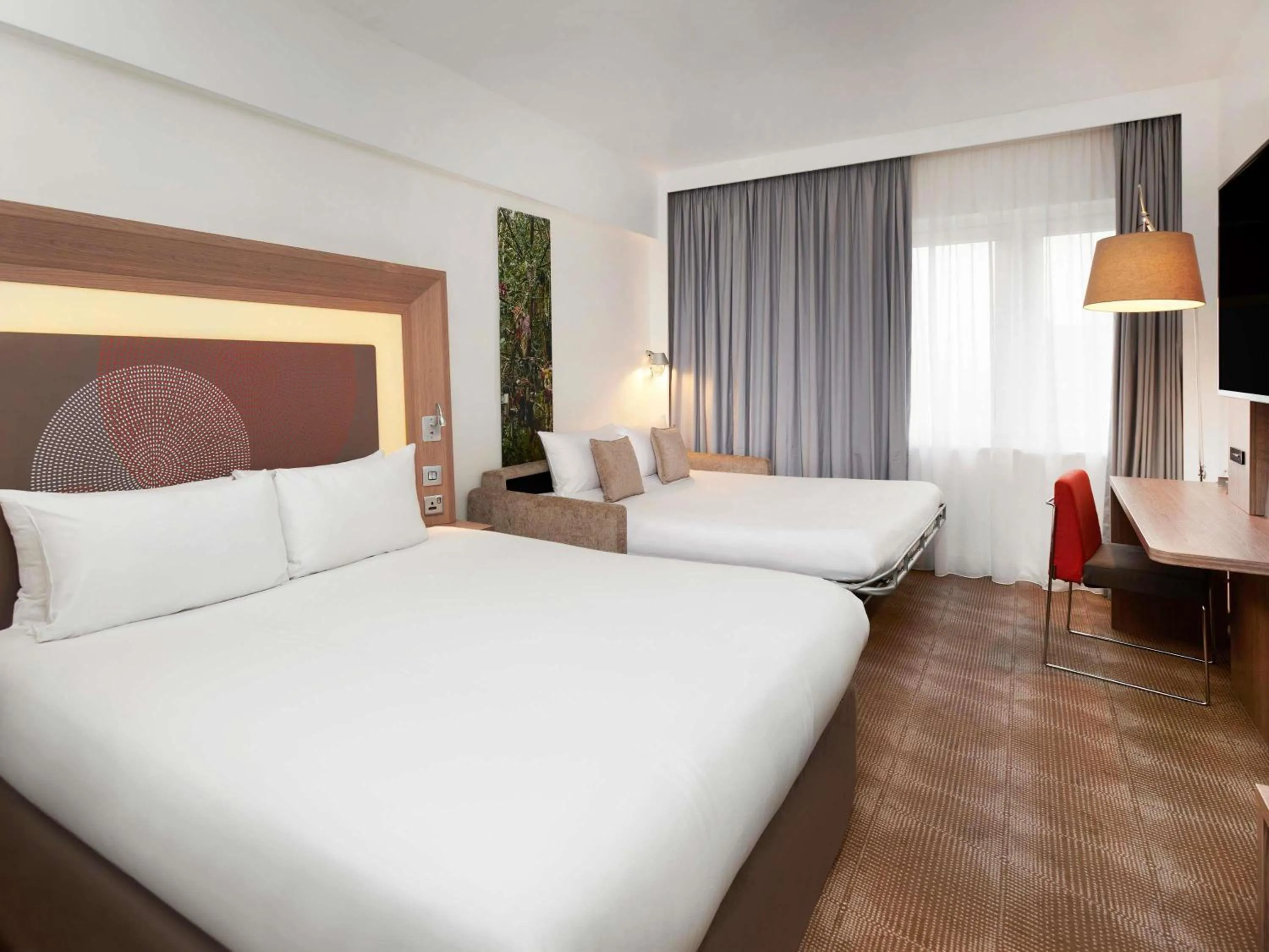 Bedroom, Bed in Novotel London West