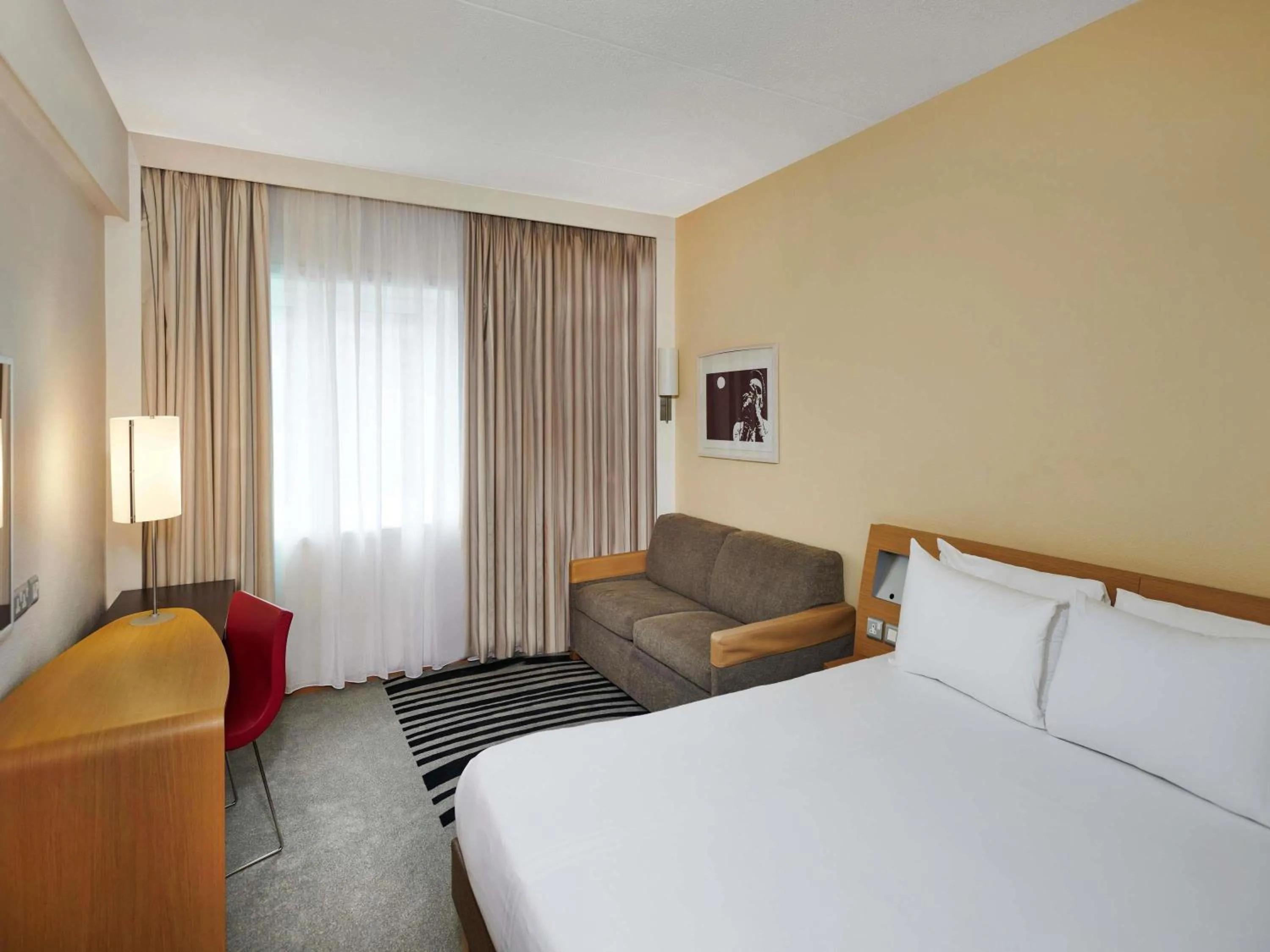 Bedroom, Bed in Novotel London West