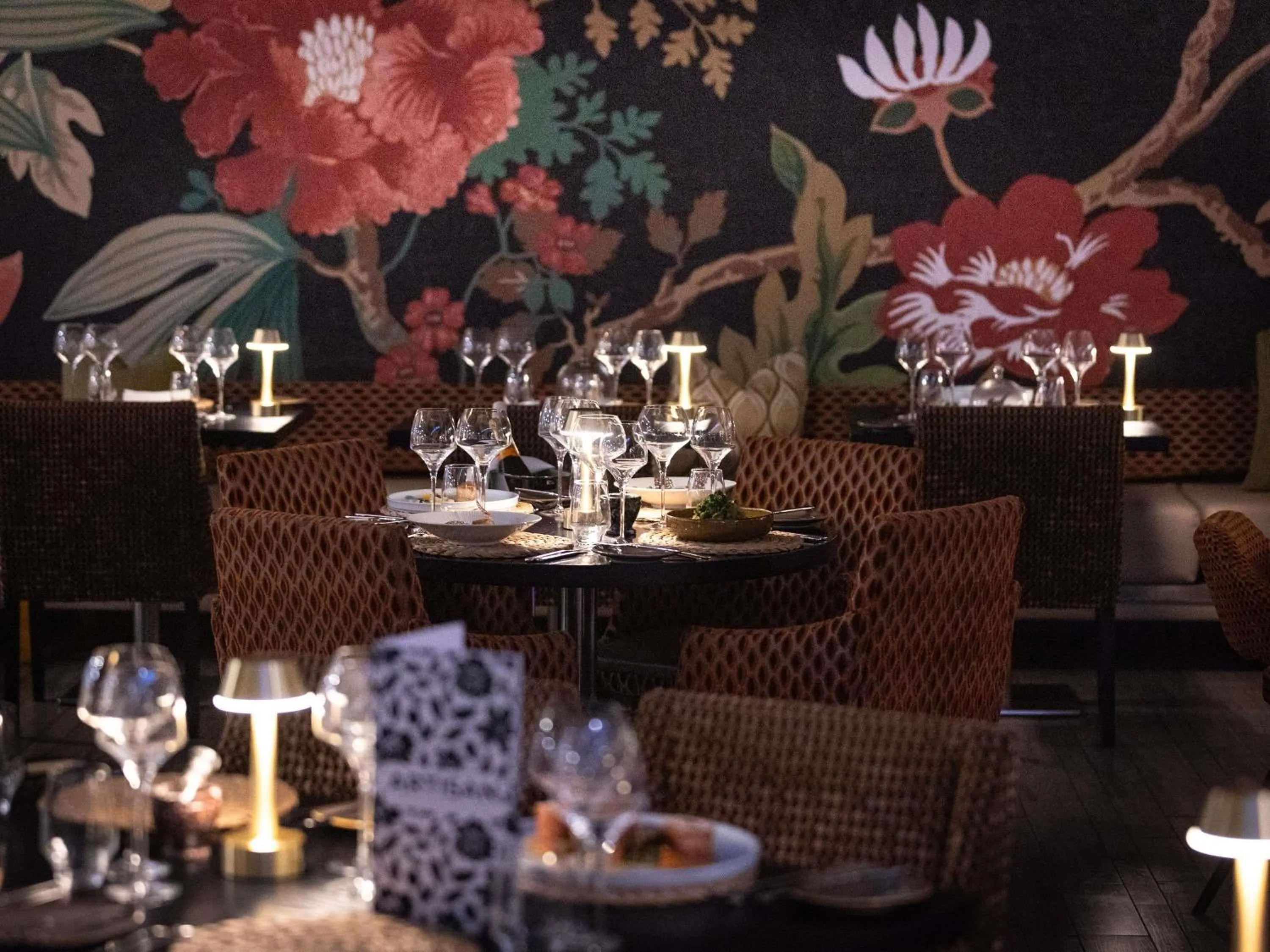 Restaurant/places to eat in Novotel London West