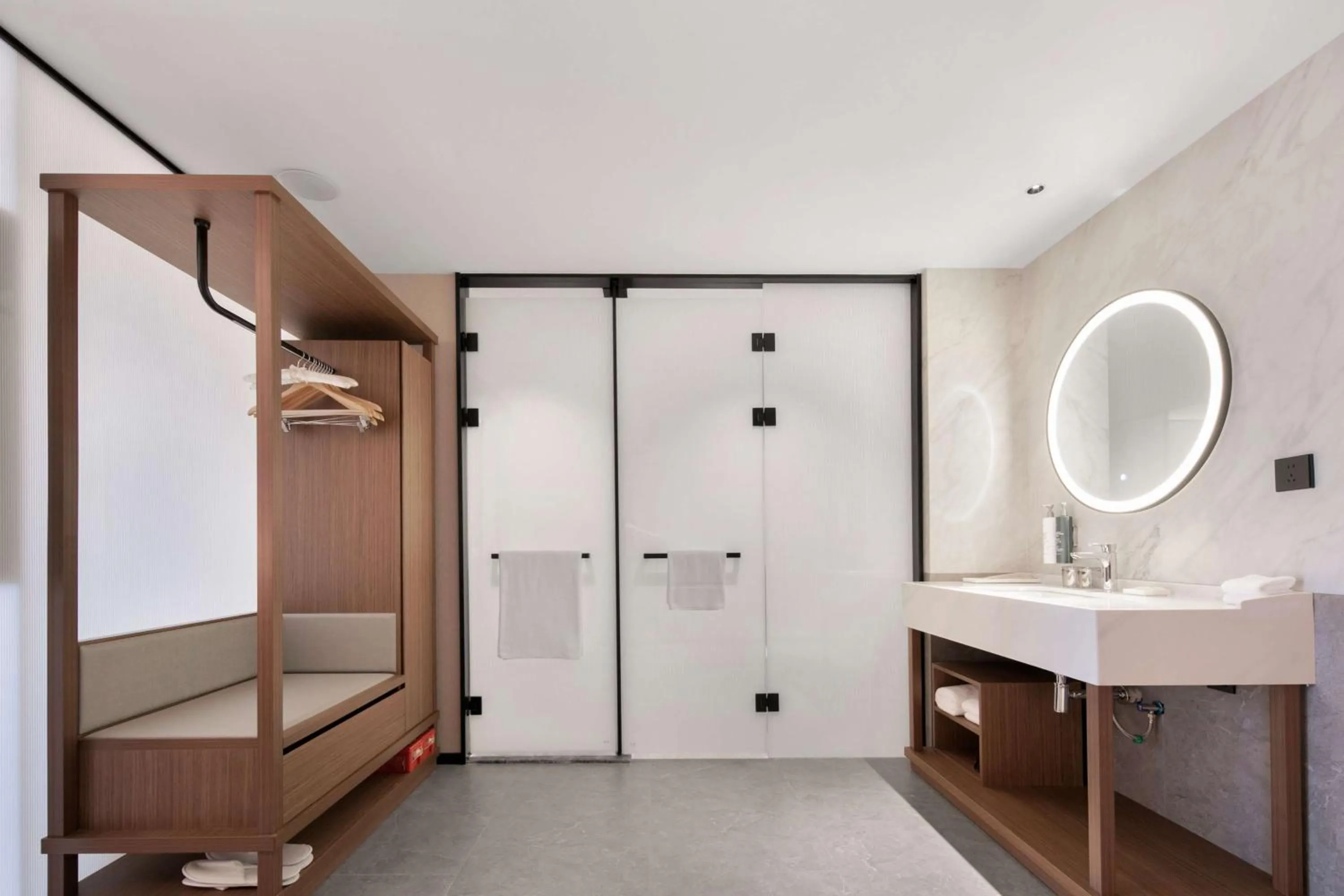 Bathroom, Bed in Hilton Garden Inn Handan She County