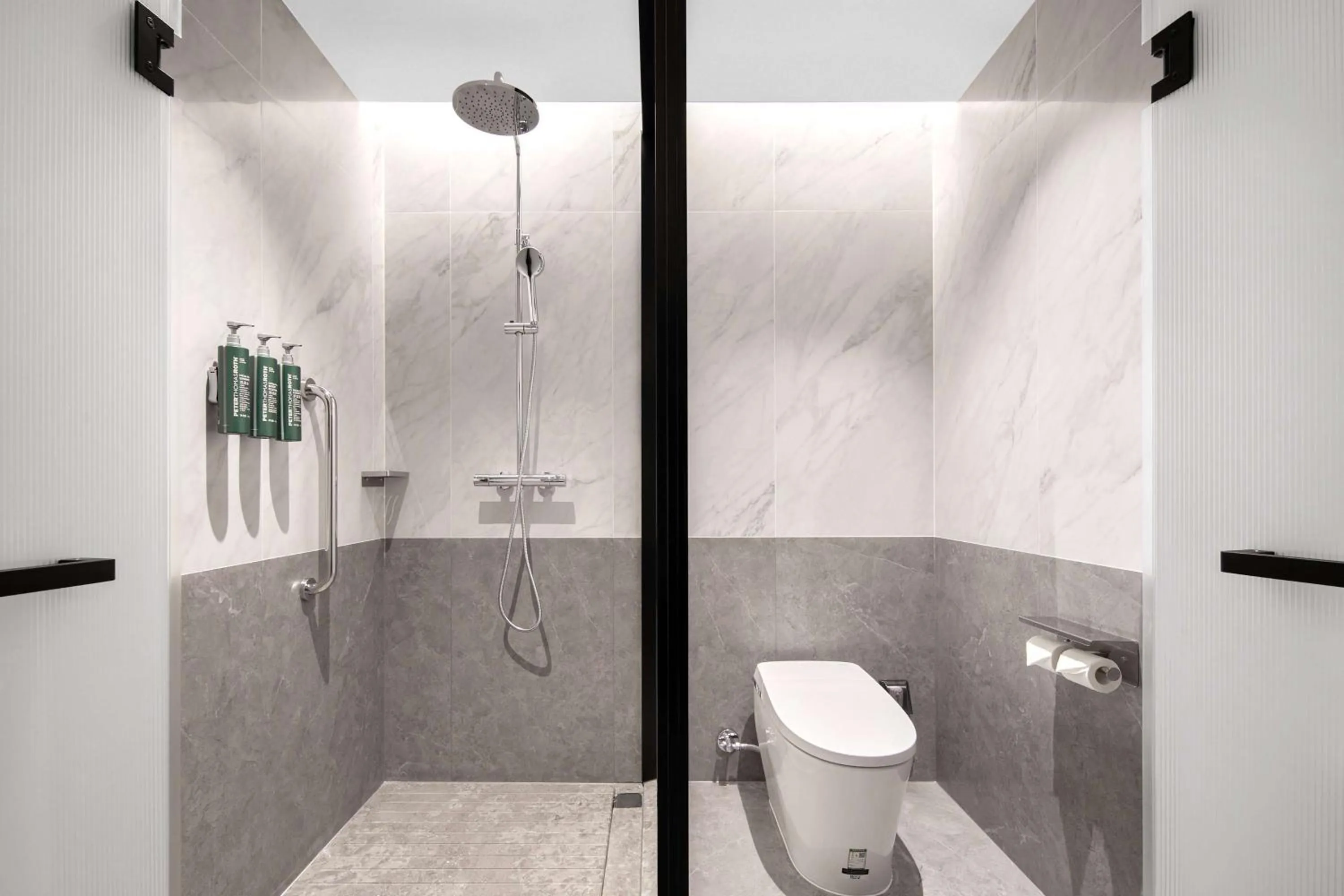 Bathroom in Hilton Garden Inn Handan She County