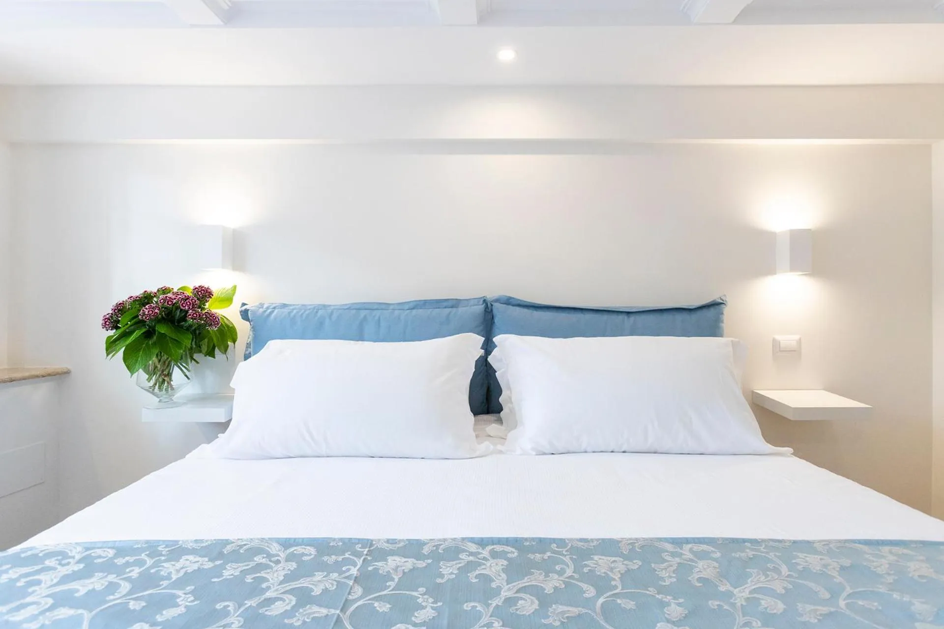 Bed in Pantheonview - Luxury Suites