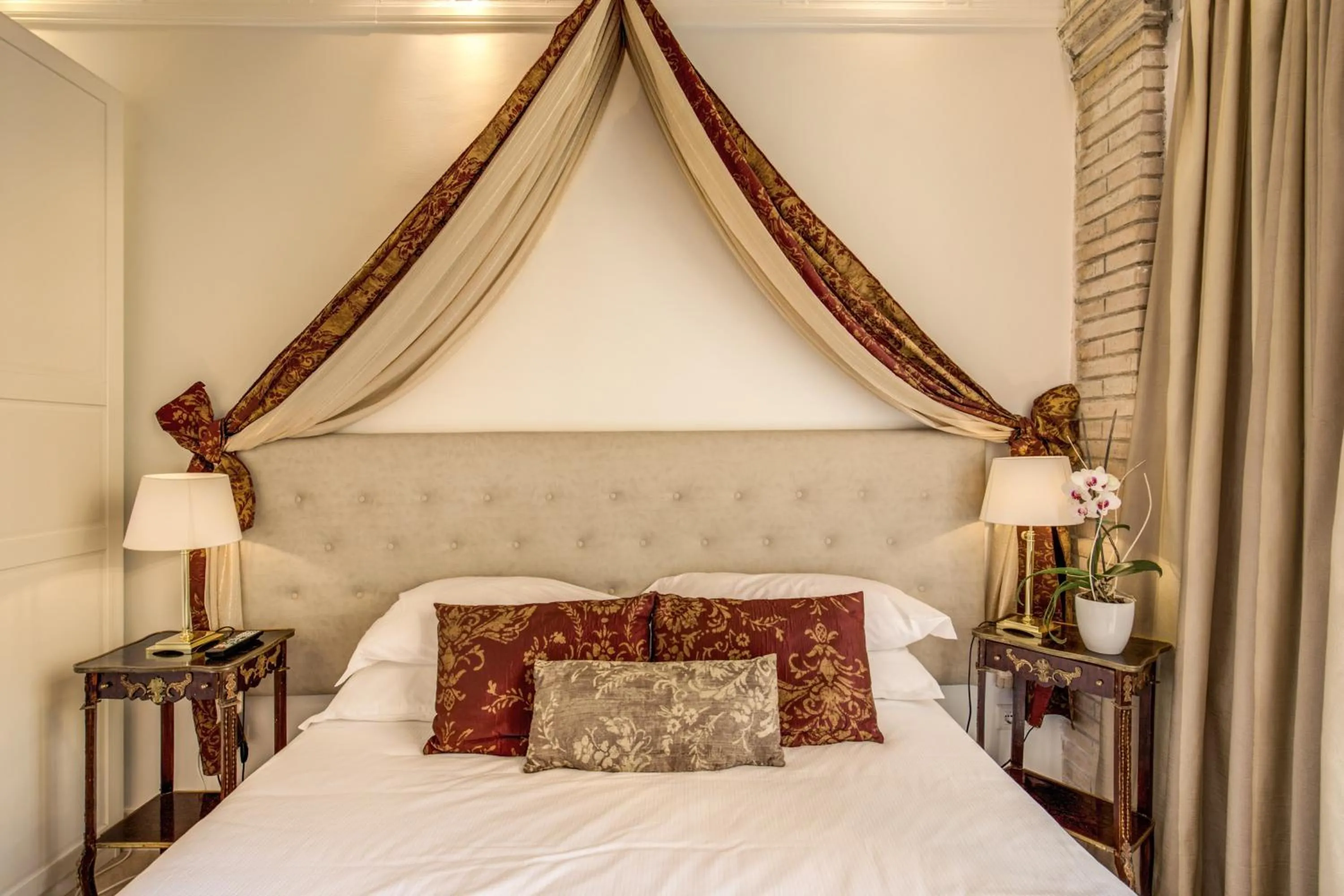 Bed in Pantheonview - Luxury Suites