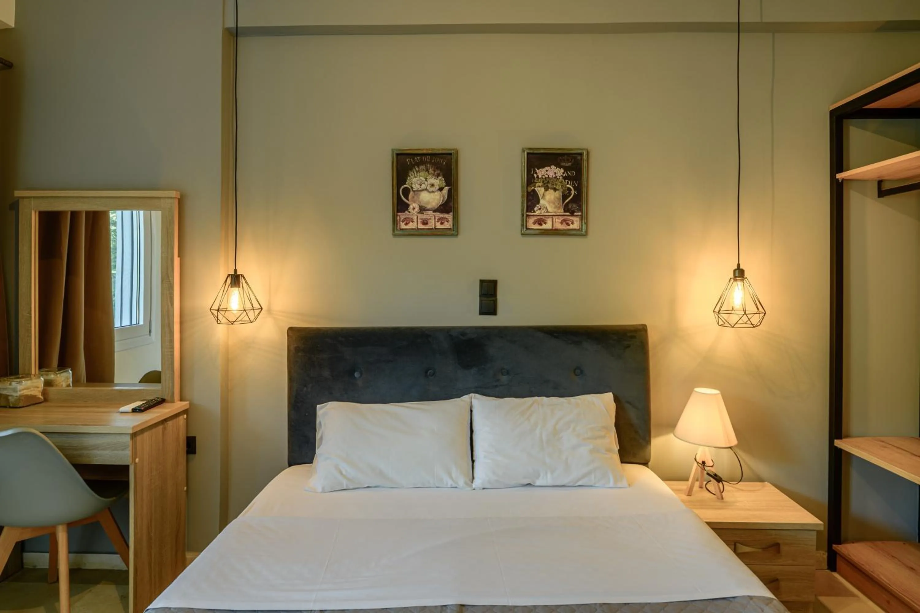 Photo of the whole room, Bed in Evita Studios