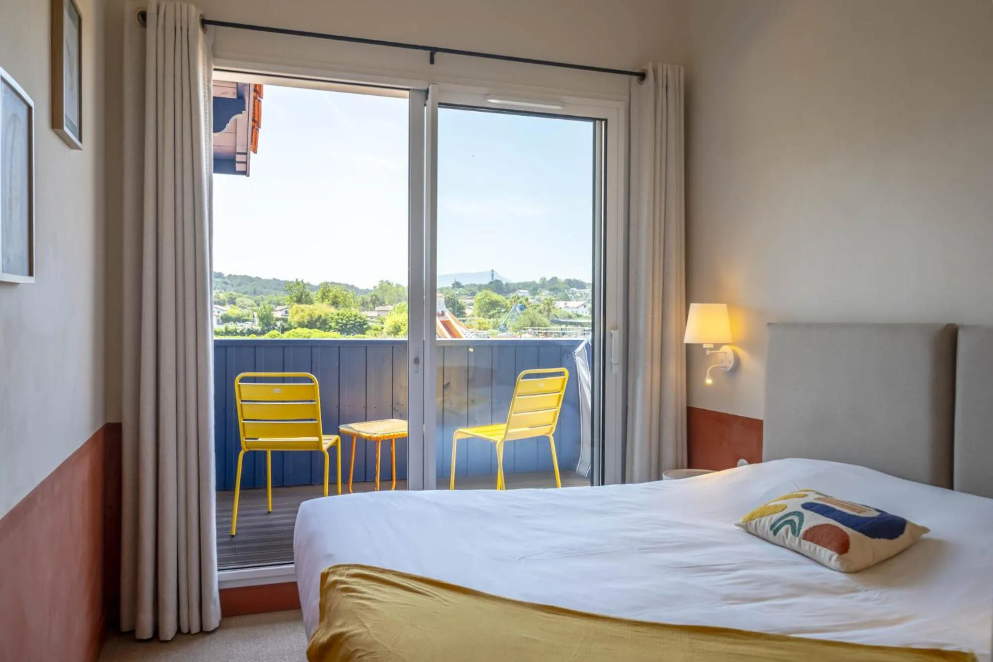 Bedroom, Bed in Kaliko