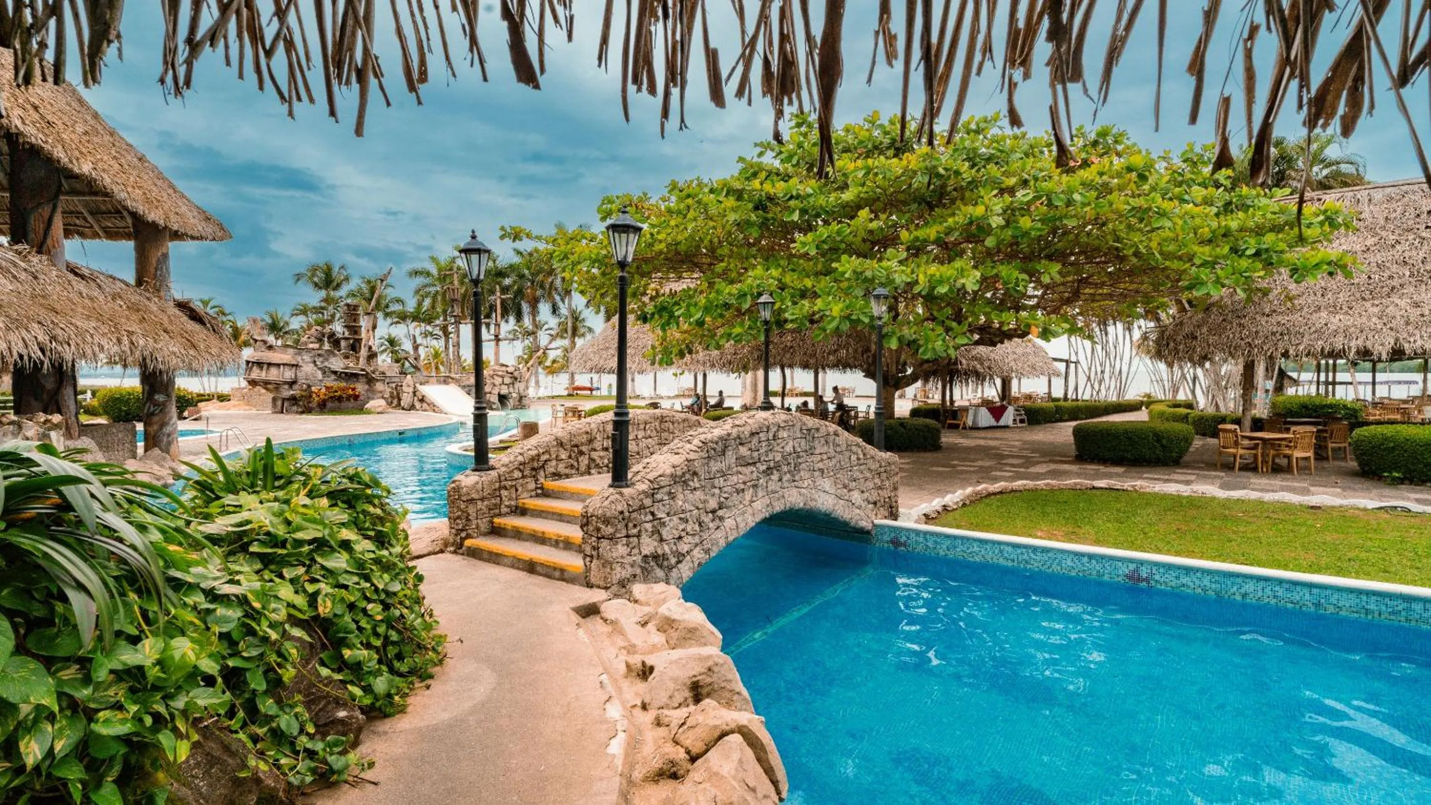 Swimming pool in Amatique Bay Hotel