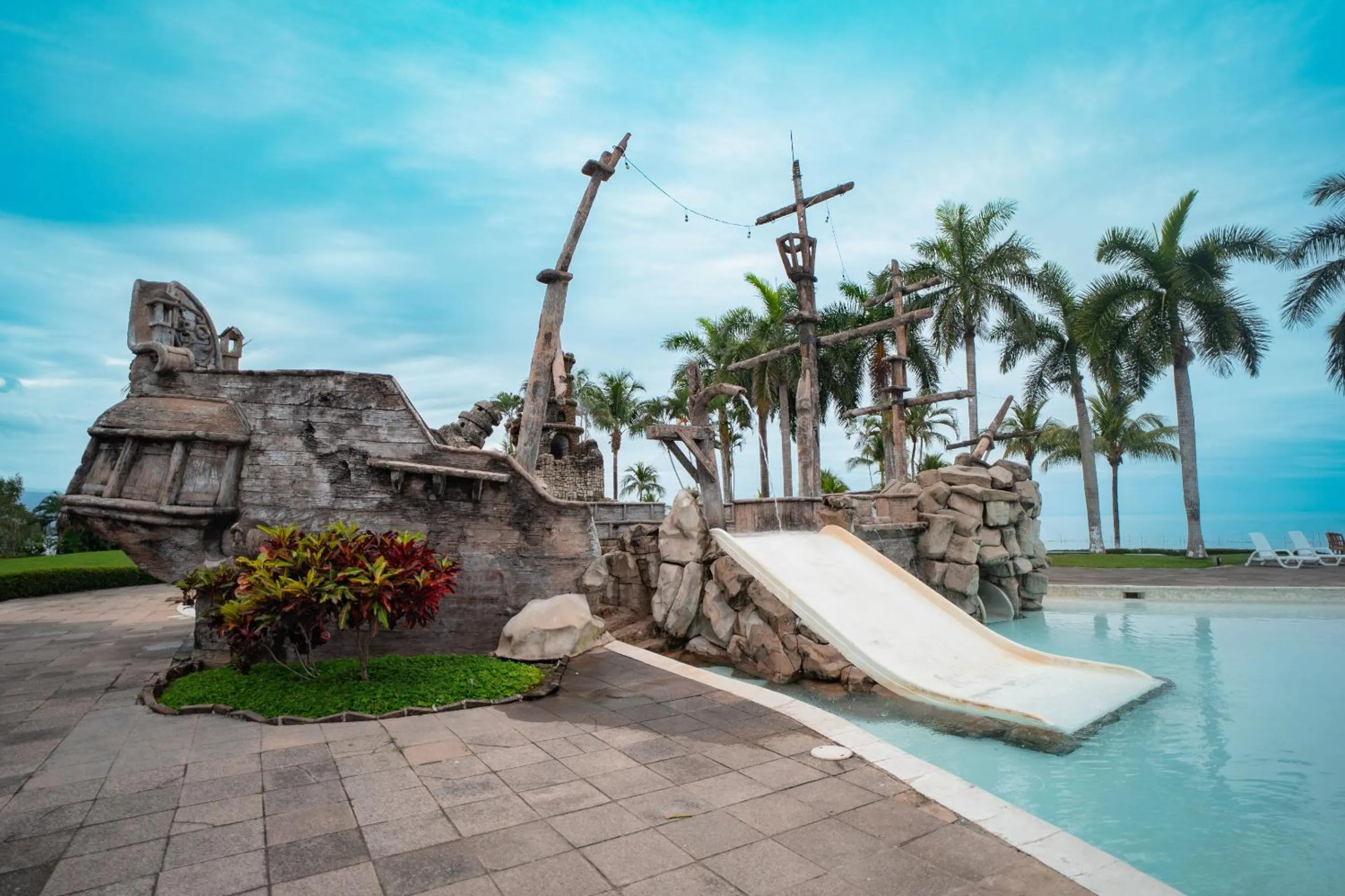 Swimming pool in Amatique Bay Hotel