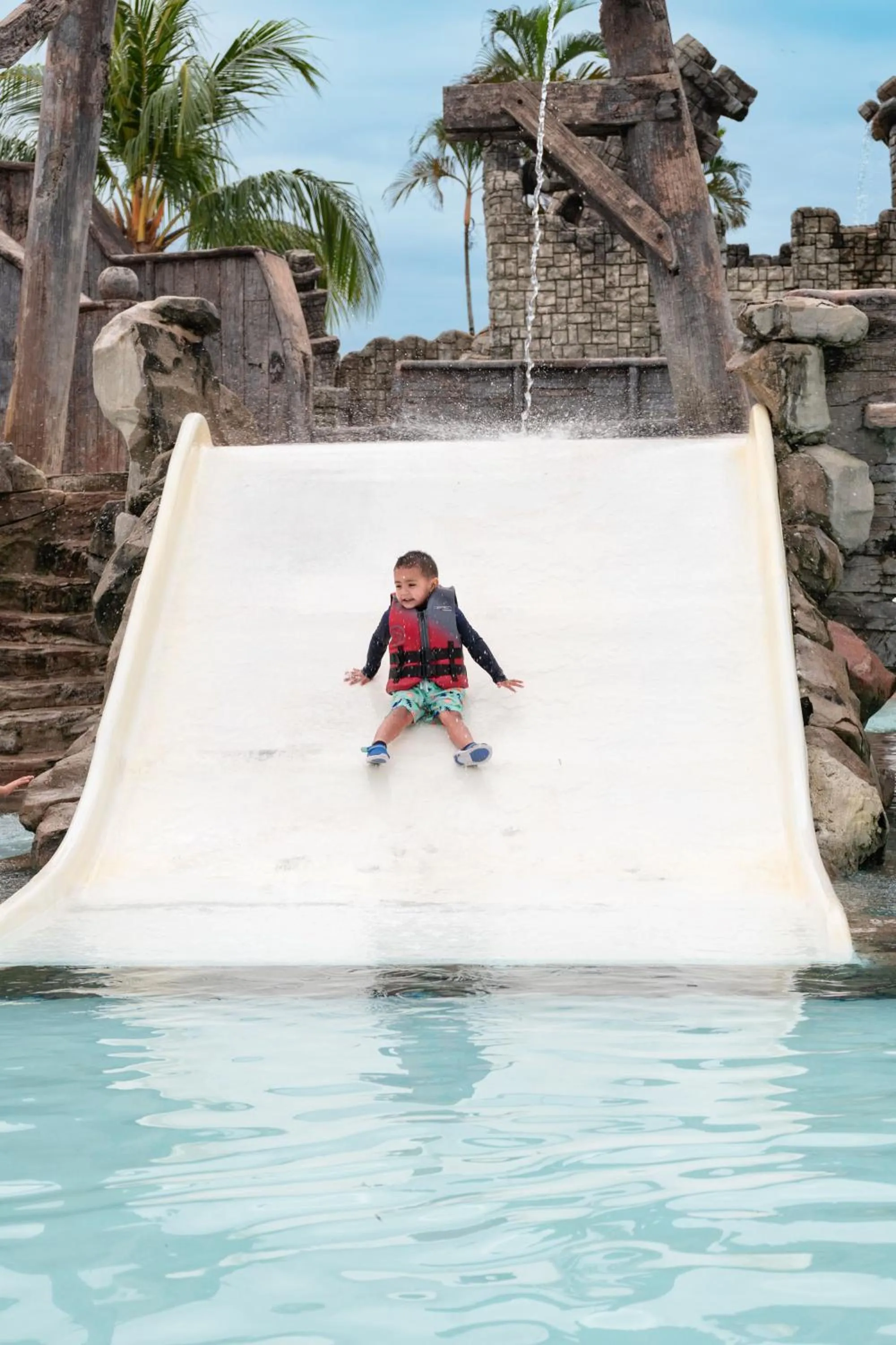 Swimming pool in Amatique Bay Hotel