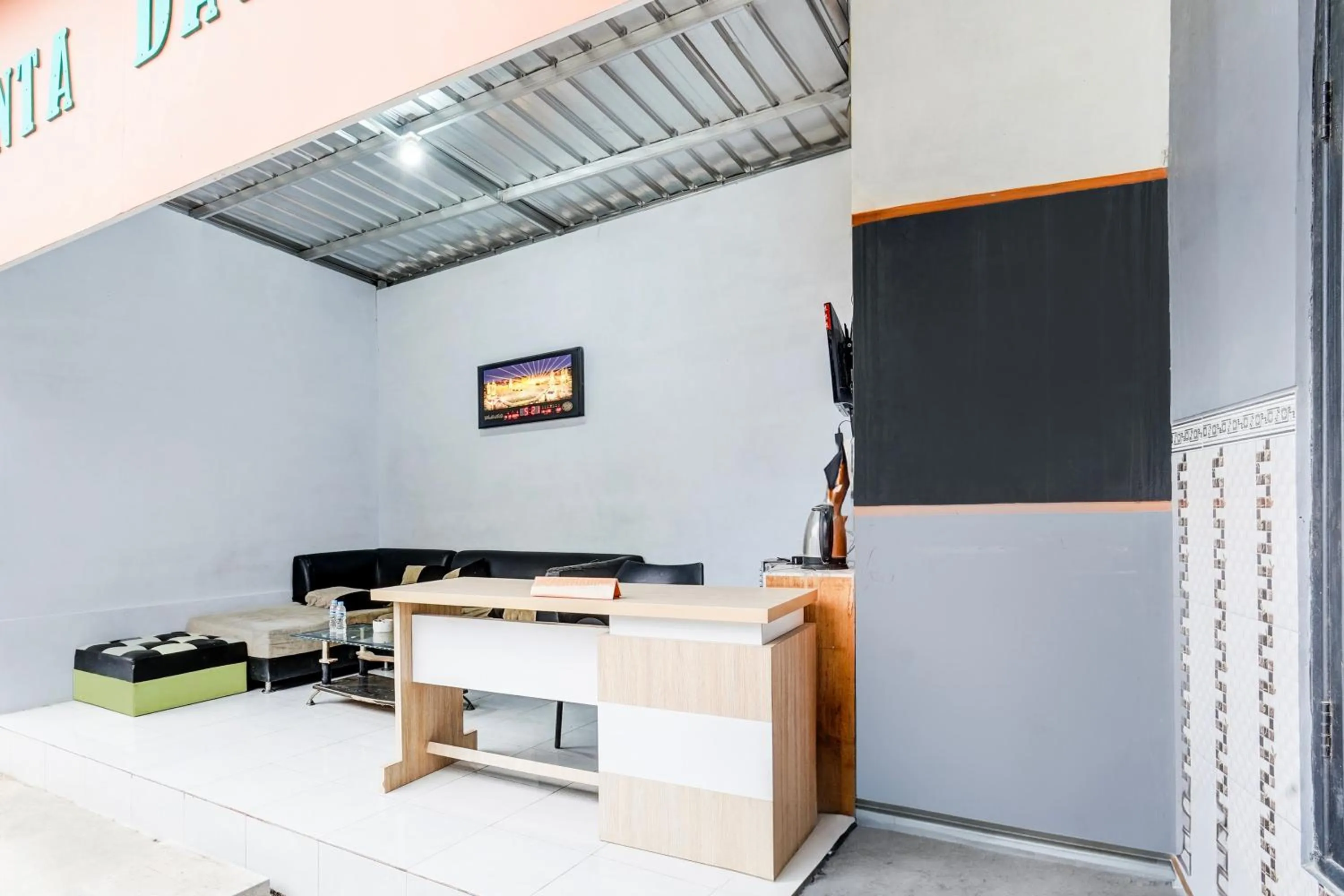 Lobby or reception in Hotel O Guest House Cinta Damai