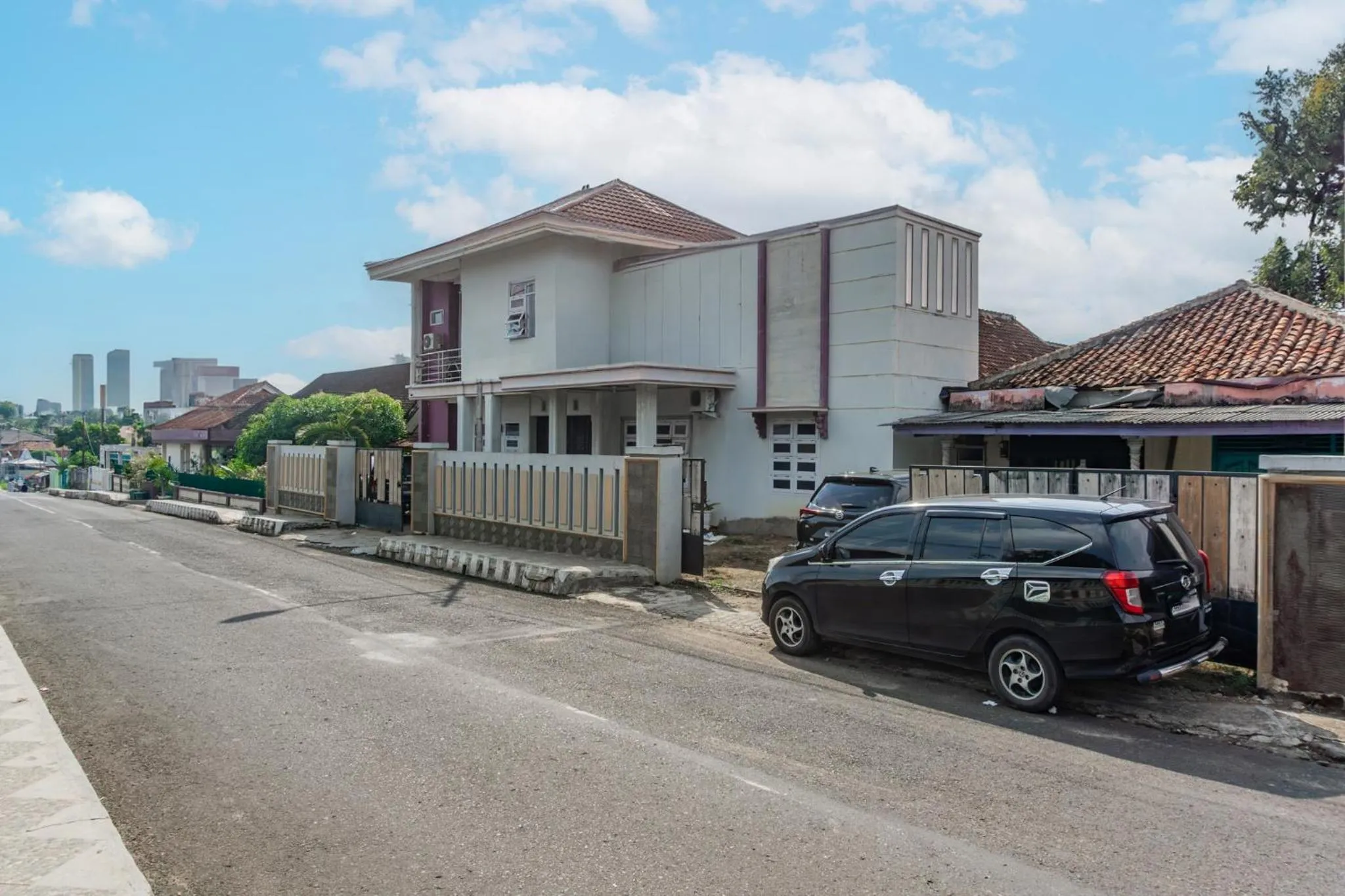 Facade/entrance in Hotel O Guest House Pahlawan Syariah