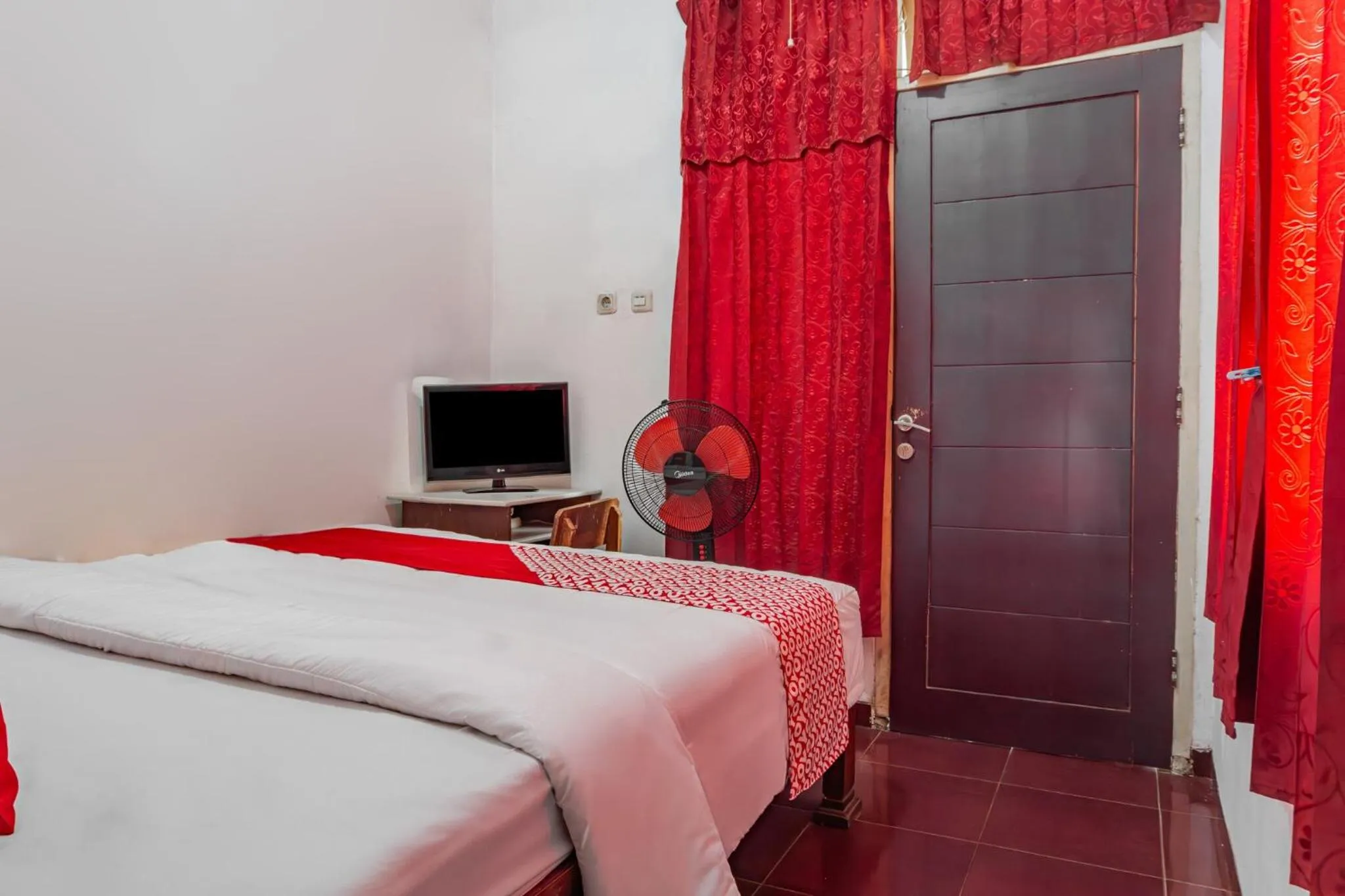Bedroom, Bed in Hotel O Guest House Pahlawan Syariah