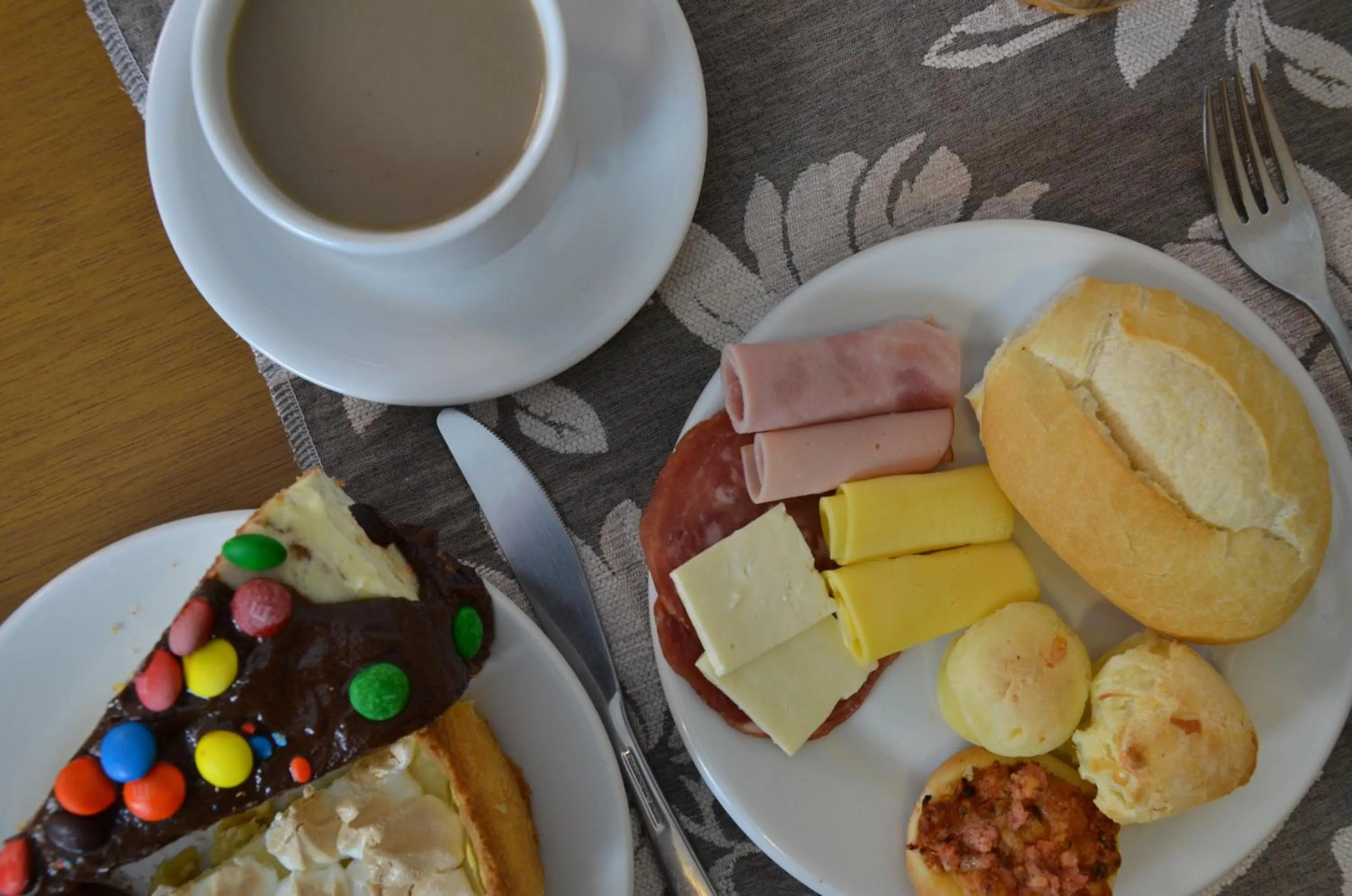 Buffet breakfast in Pousada Stillo Gramado