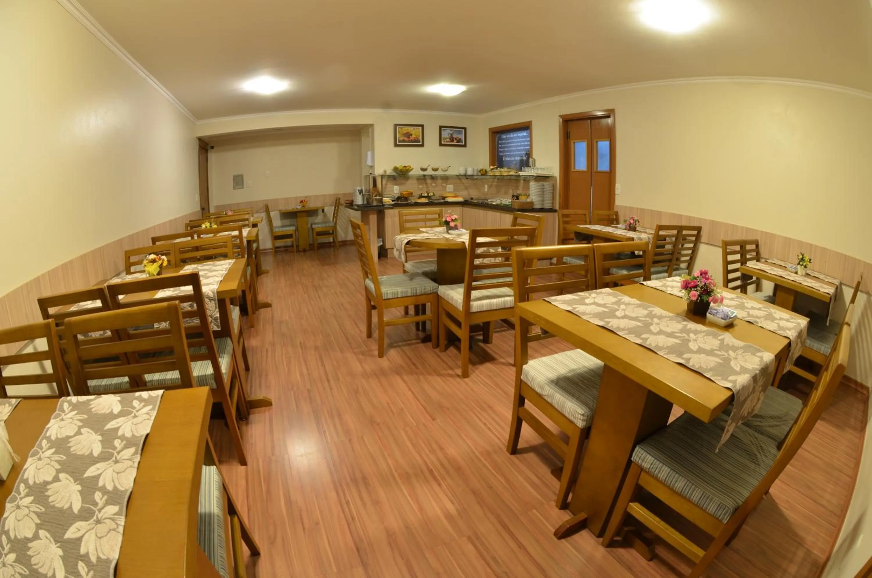 Buffet breakfast in Pousada Stillo Gramado