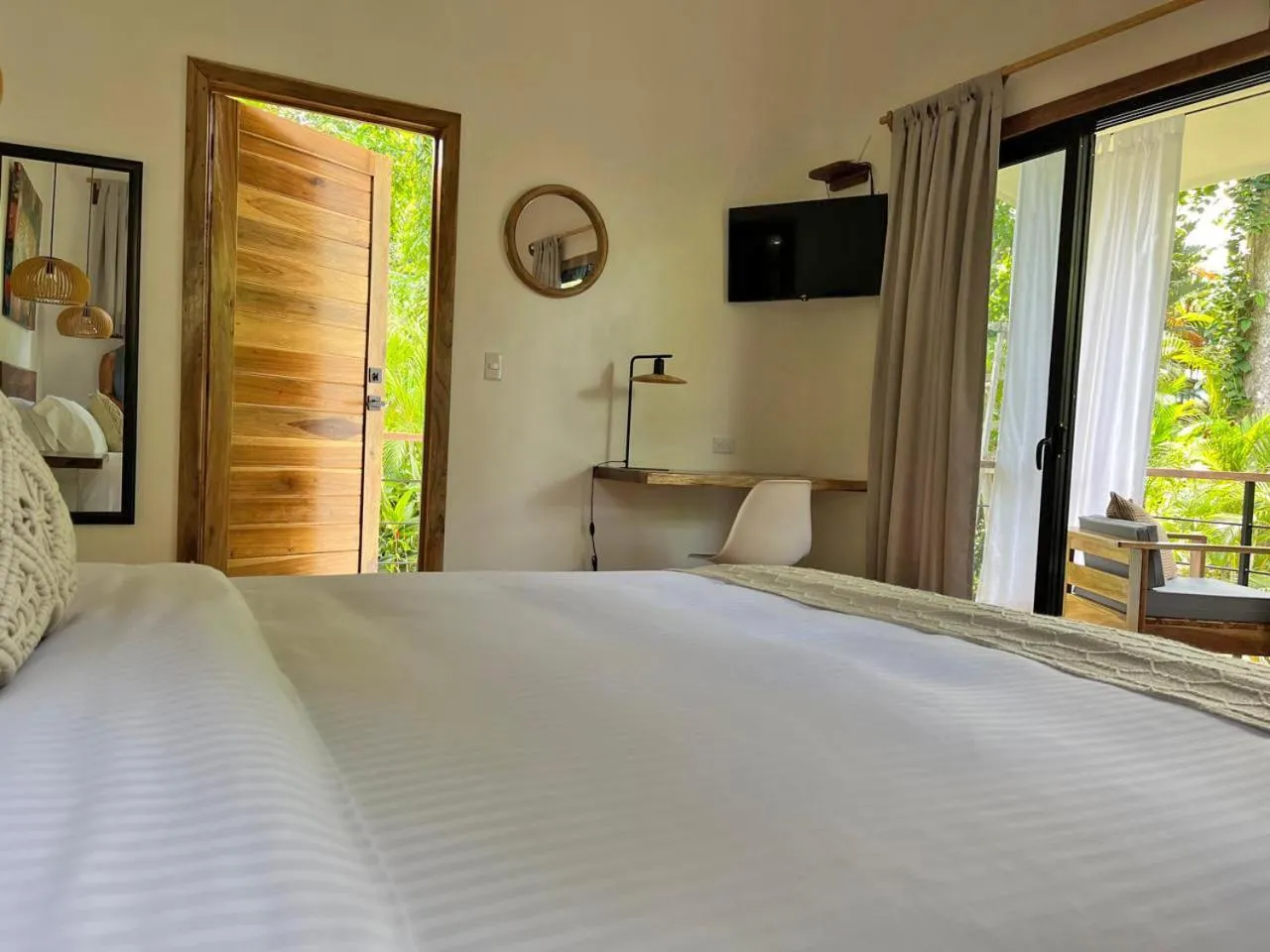 TV and multimedia, Bed in El Nido Jungle Lodge