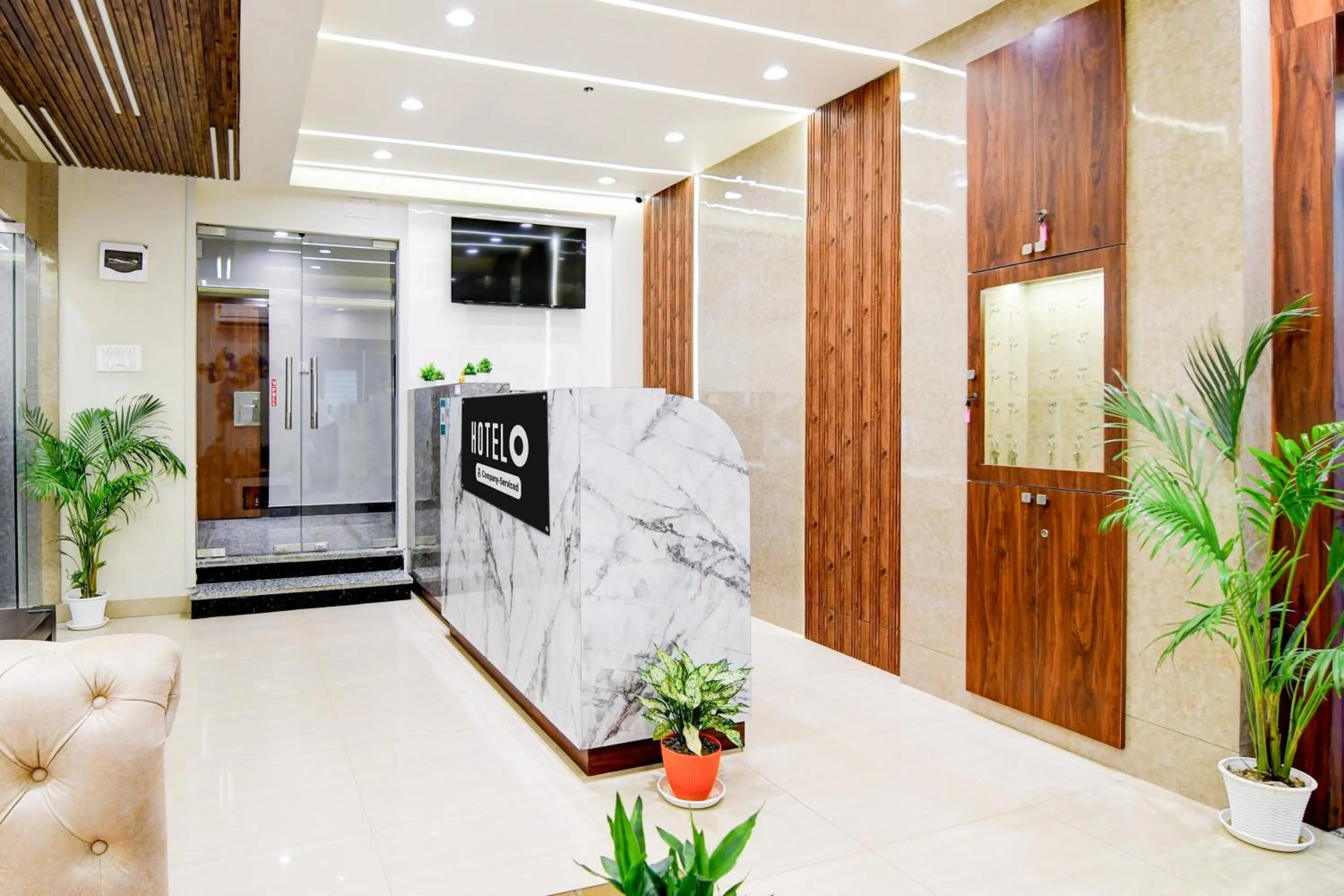 Lobby or reception in Super Townhouse Kaikhali Near Airport