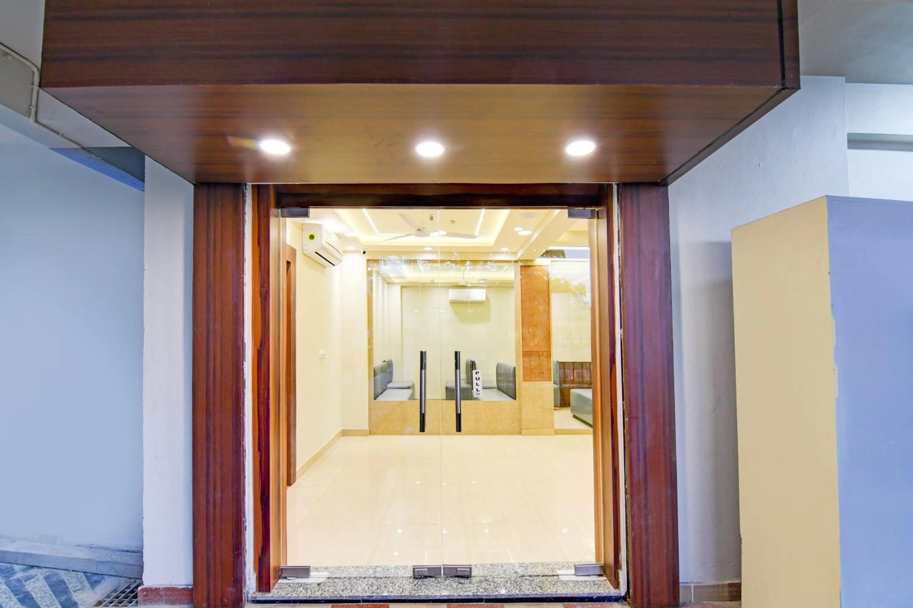 Facade/entrance in Super Townhouse Kaikhali Near Airport